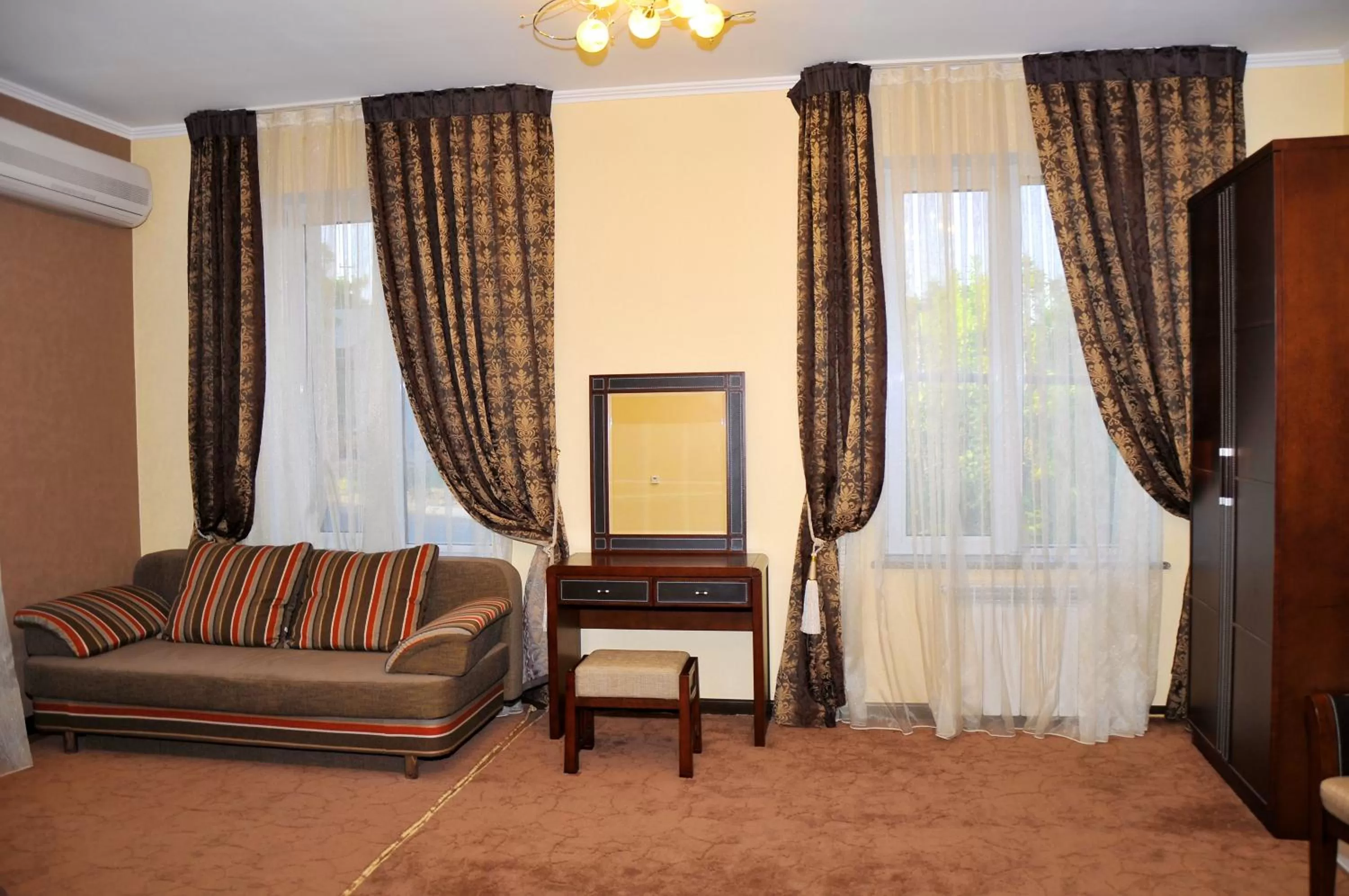 Photo of the whole room, Seating Area in Totem Hotel