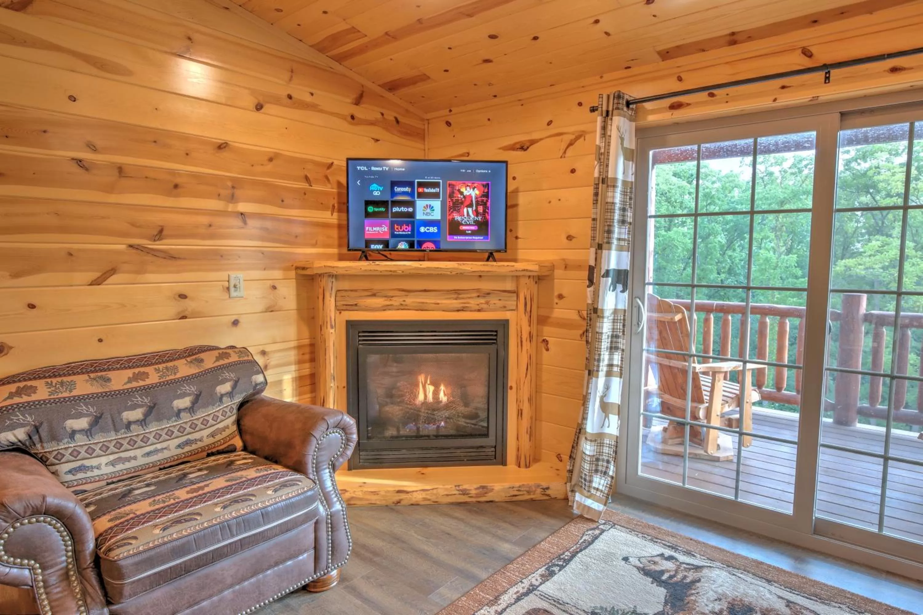 Communal lounge/ TV room in Blessing Lodge by Amish Country Lodging