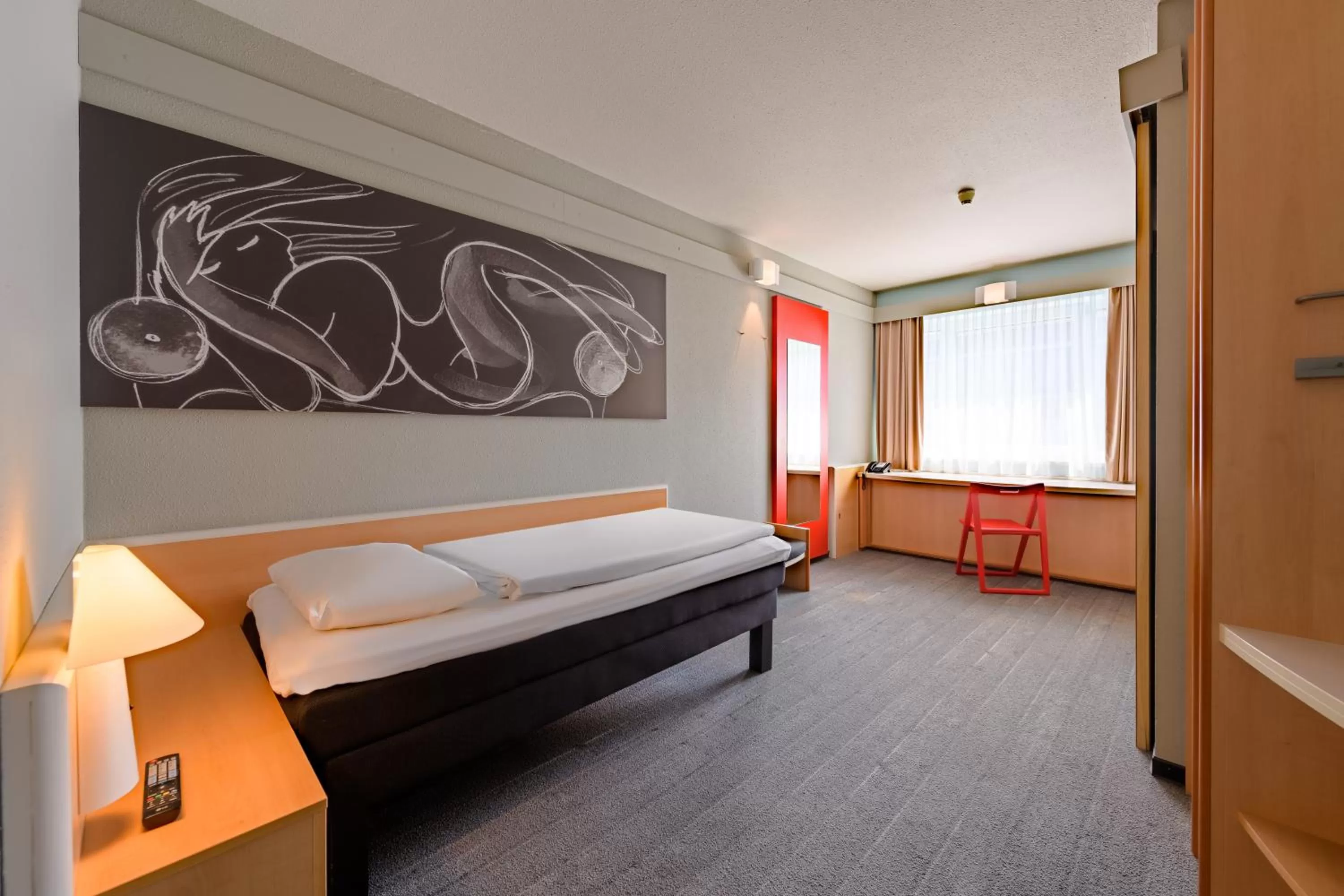 Photo of the whole room, Bed in ibis Hamburg Alsterring