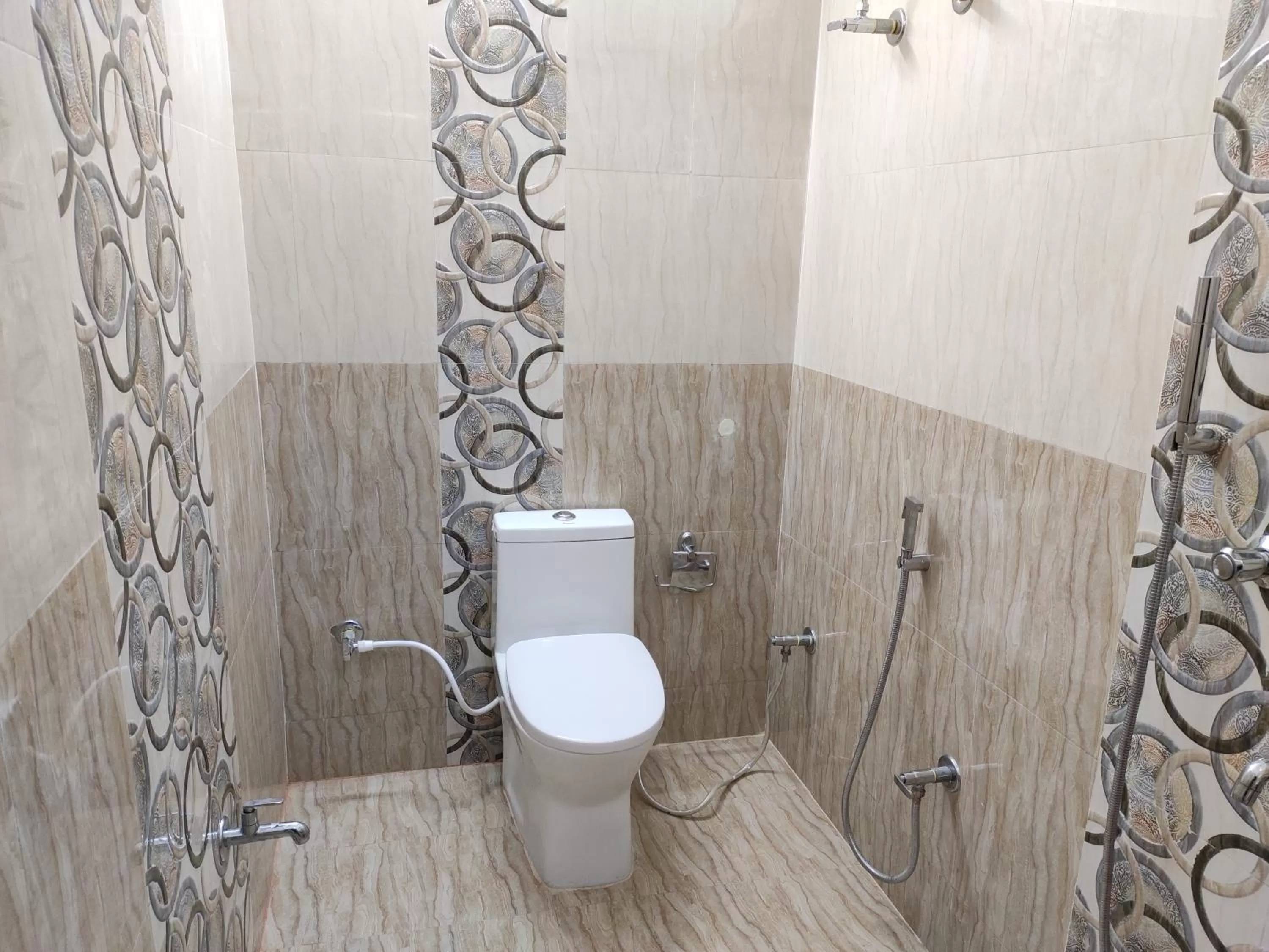 HOTEL CENTRAL SQUARE "A Couple Friendly Hotel"