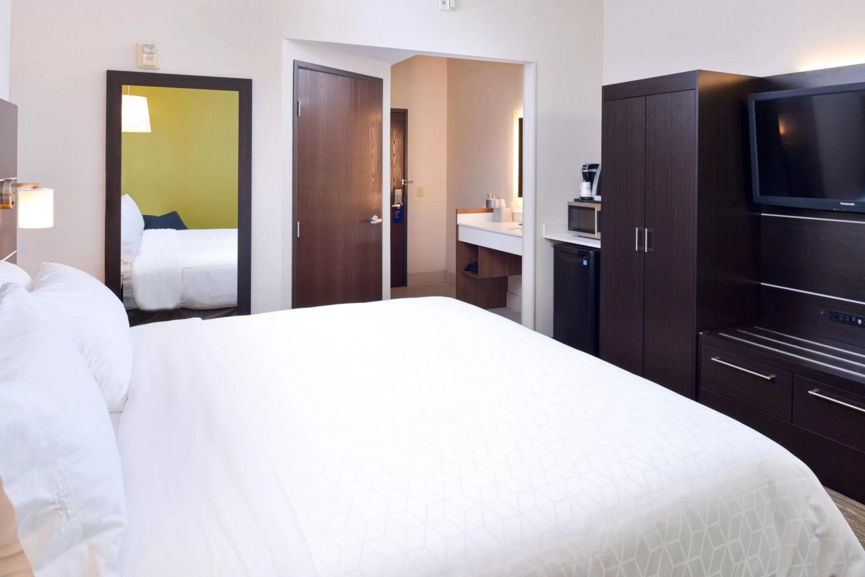 Photo of the whole room, Bed in Holiday Inn Express Wixom by IHG