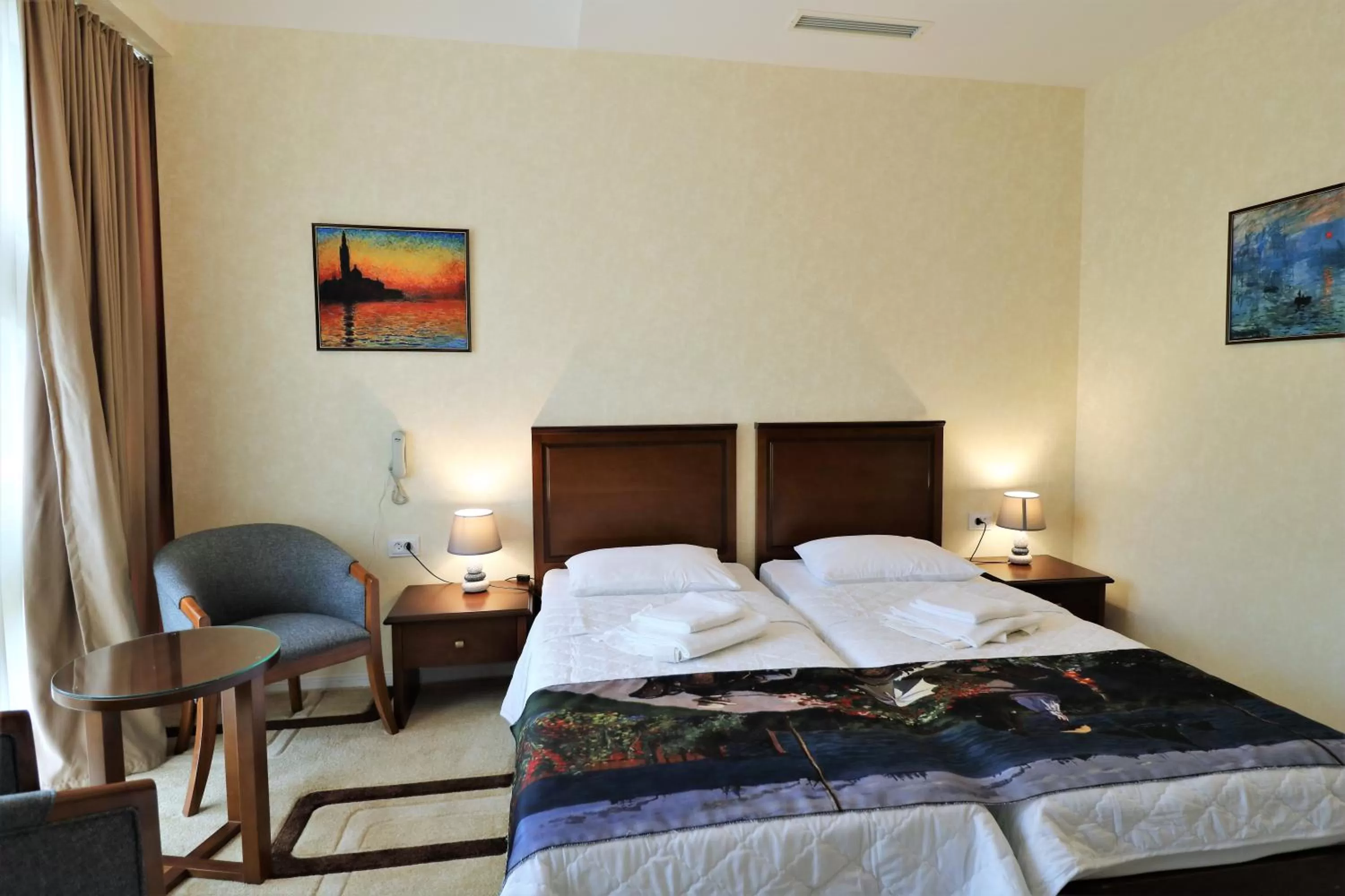 Photo of the whole room, Bed in Hotel Liberty Theatre