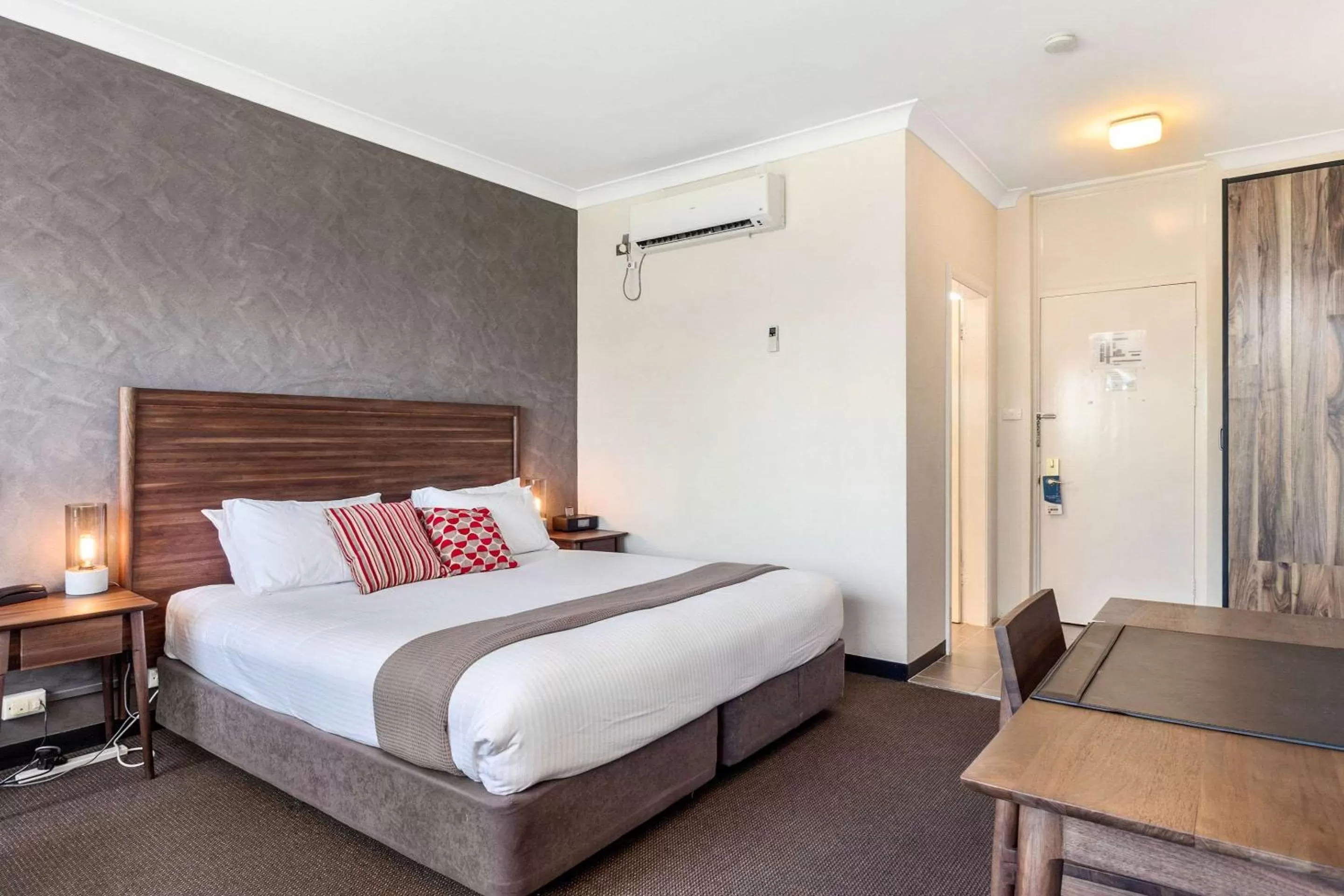 Photo of the whole room, Bed in Quality Inn Dubbo International