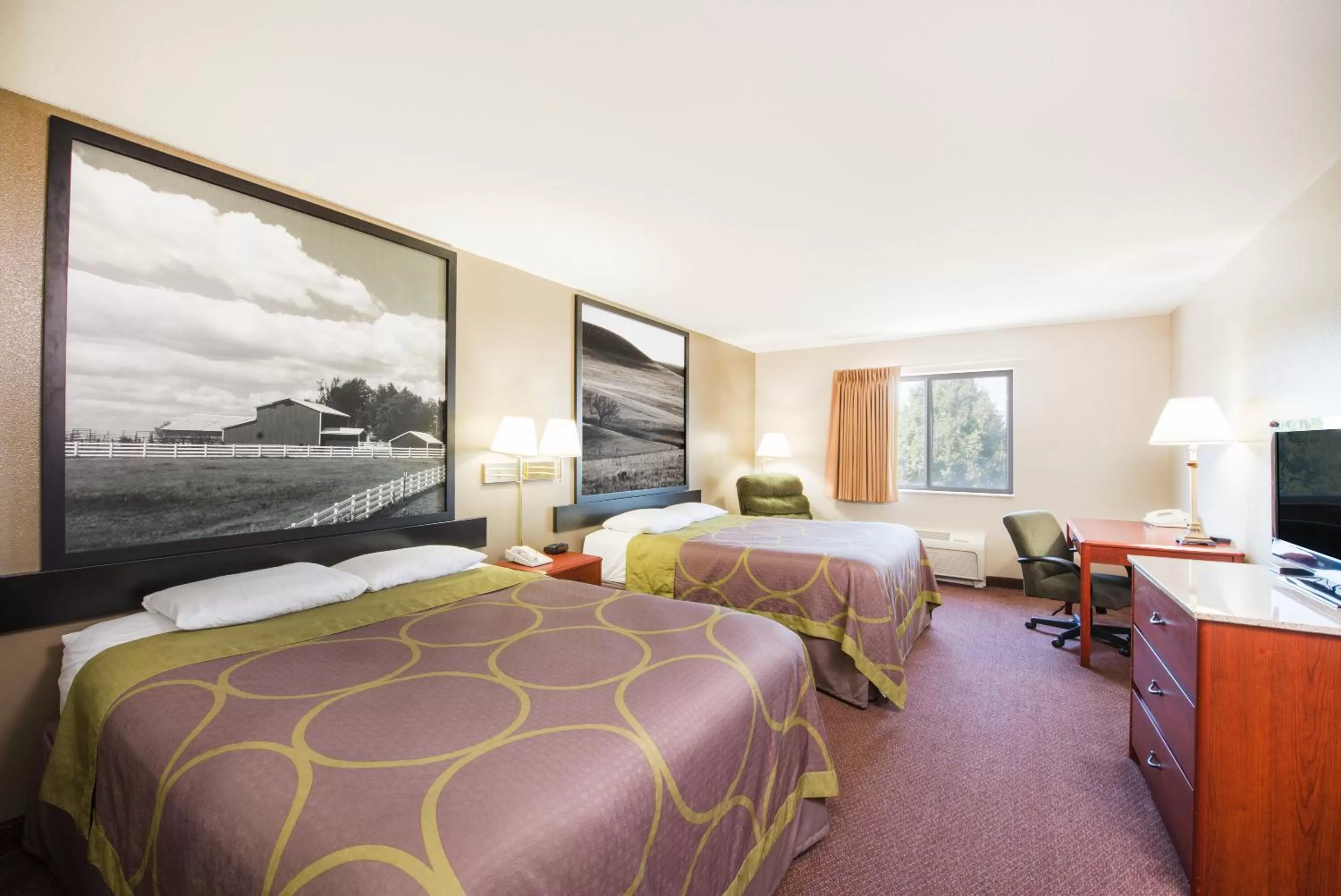 Photo of the whole room, Bed in Super 8 by Wyndham Iola KS