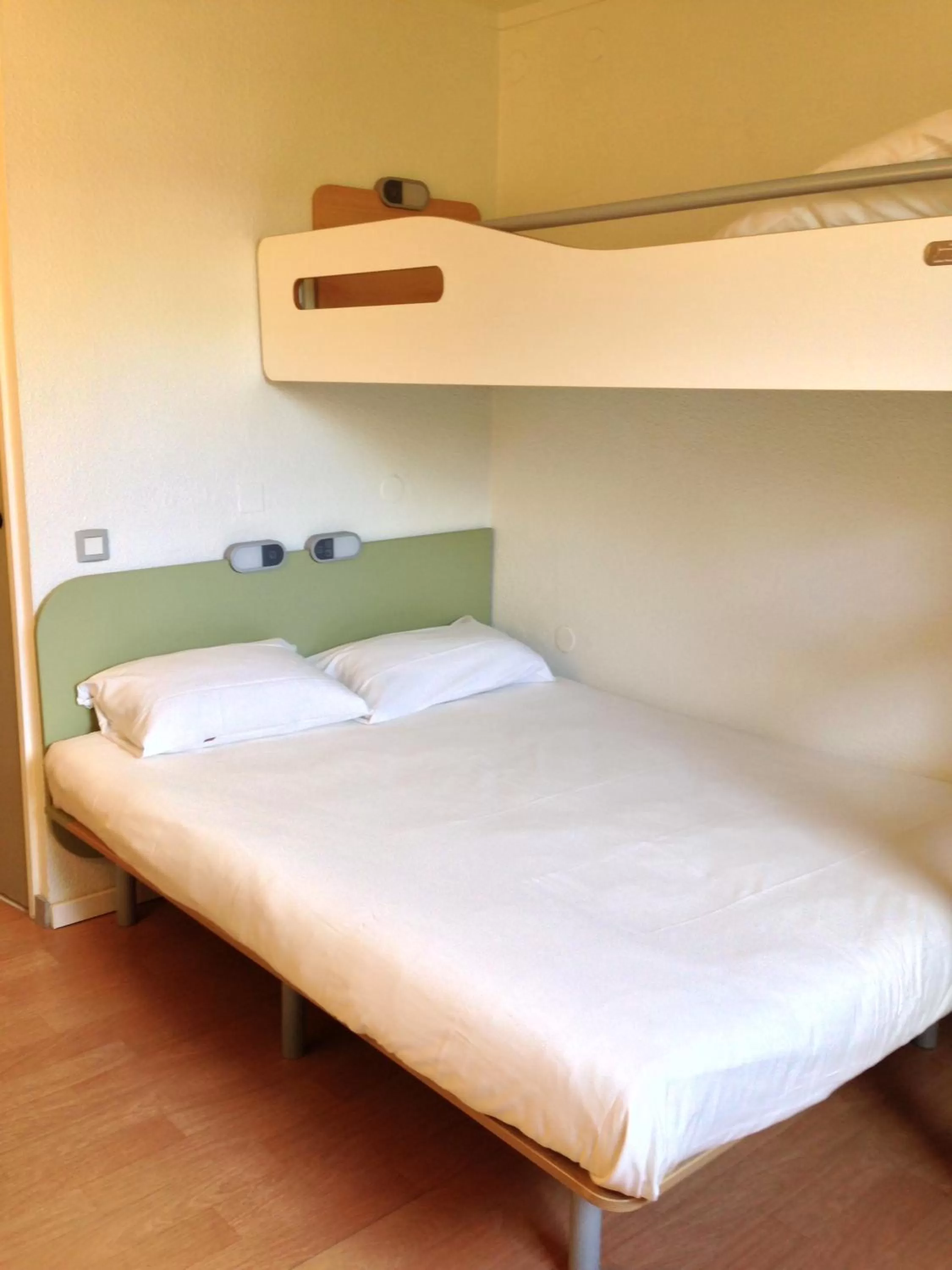 Bed in ibis budget Chartres