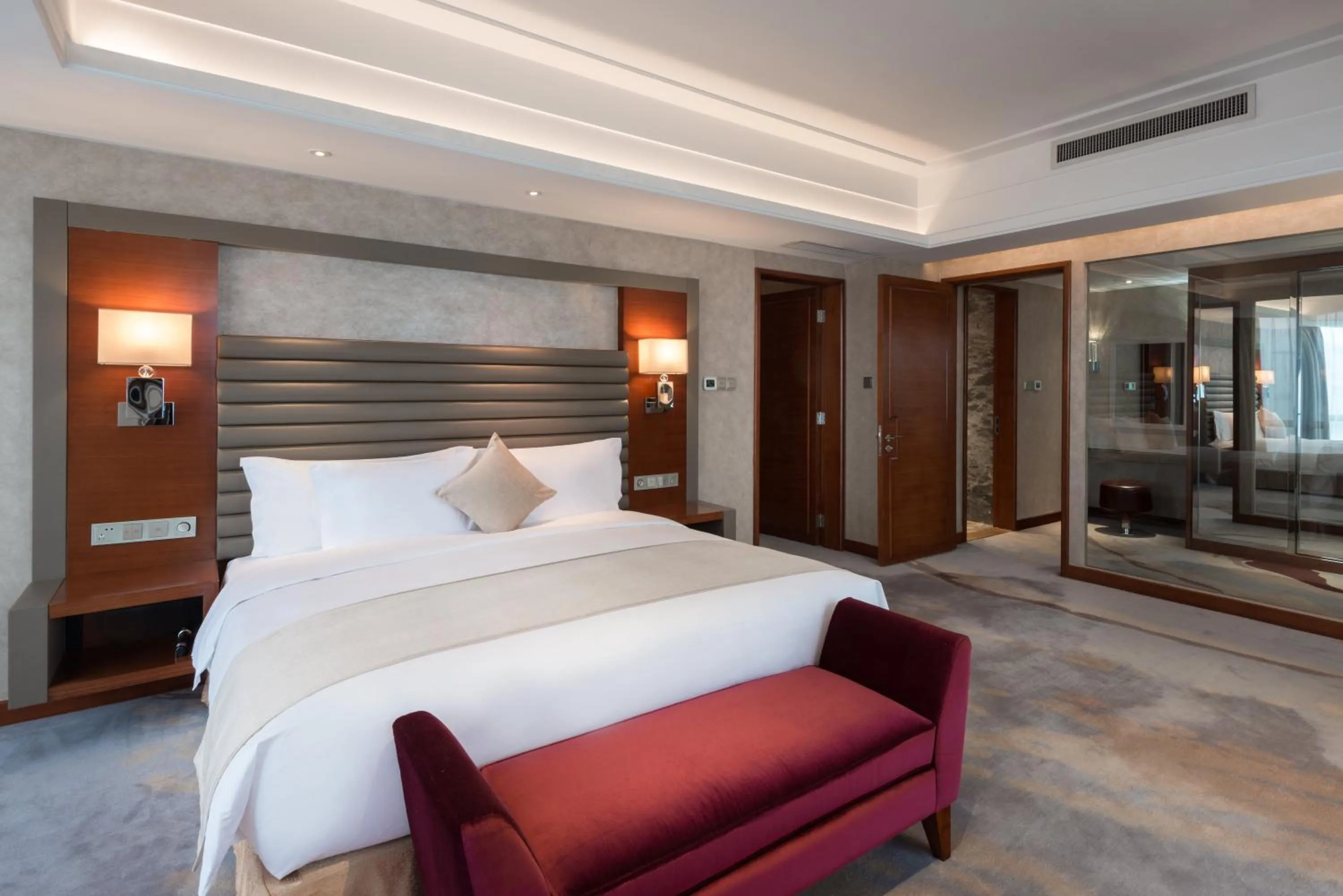 Photo of the whole room, Bed in Crowne Plaza Shenyang Parkview, an IHG Hotel