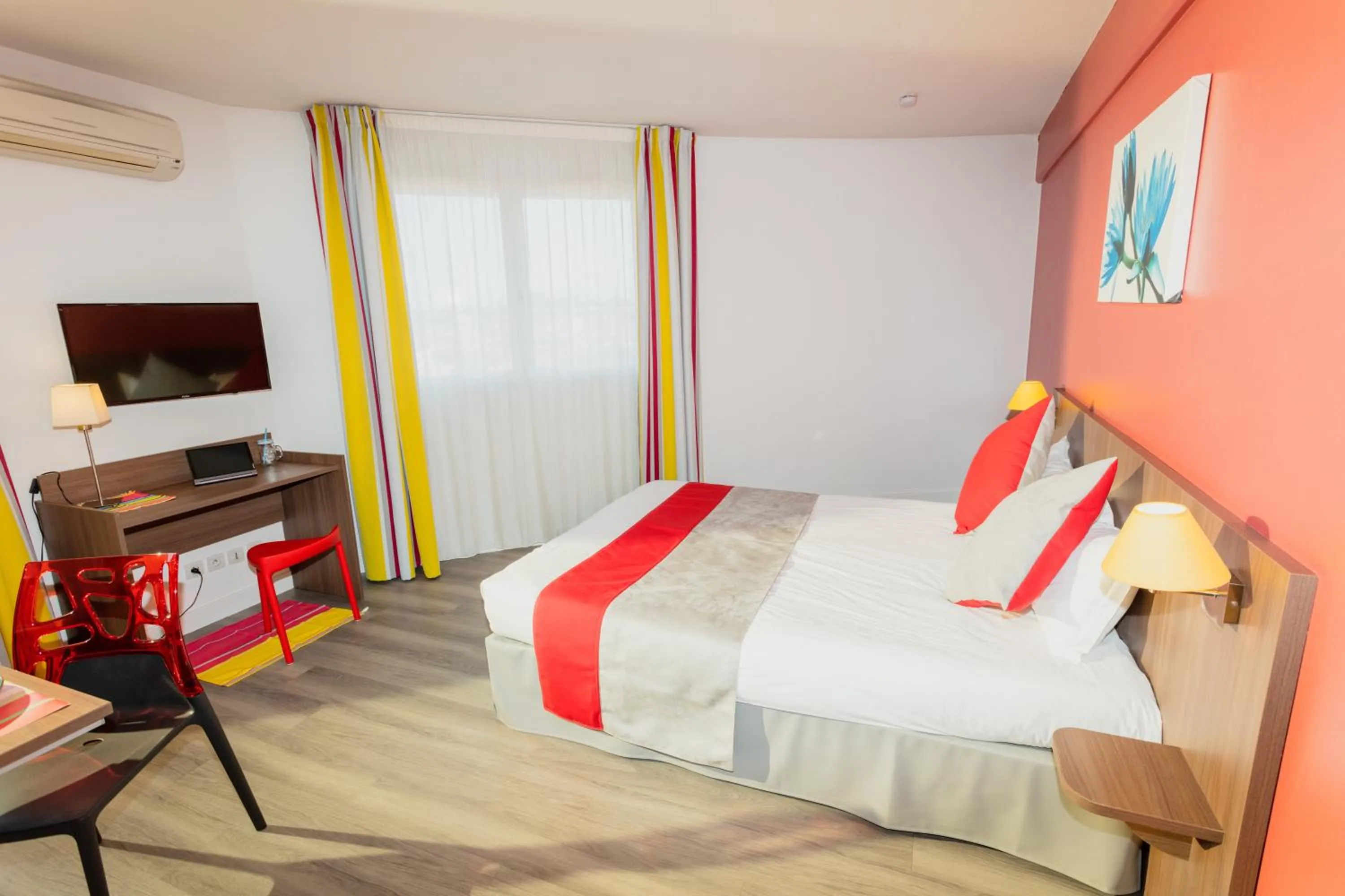 Seating area, Bed in Appart-Hôtel Mer & Golf City Perpignan Centre