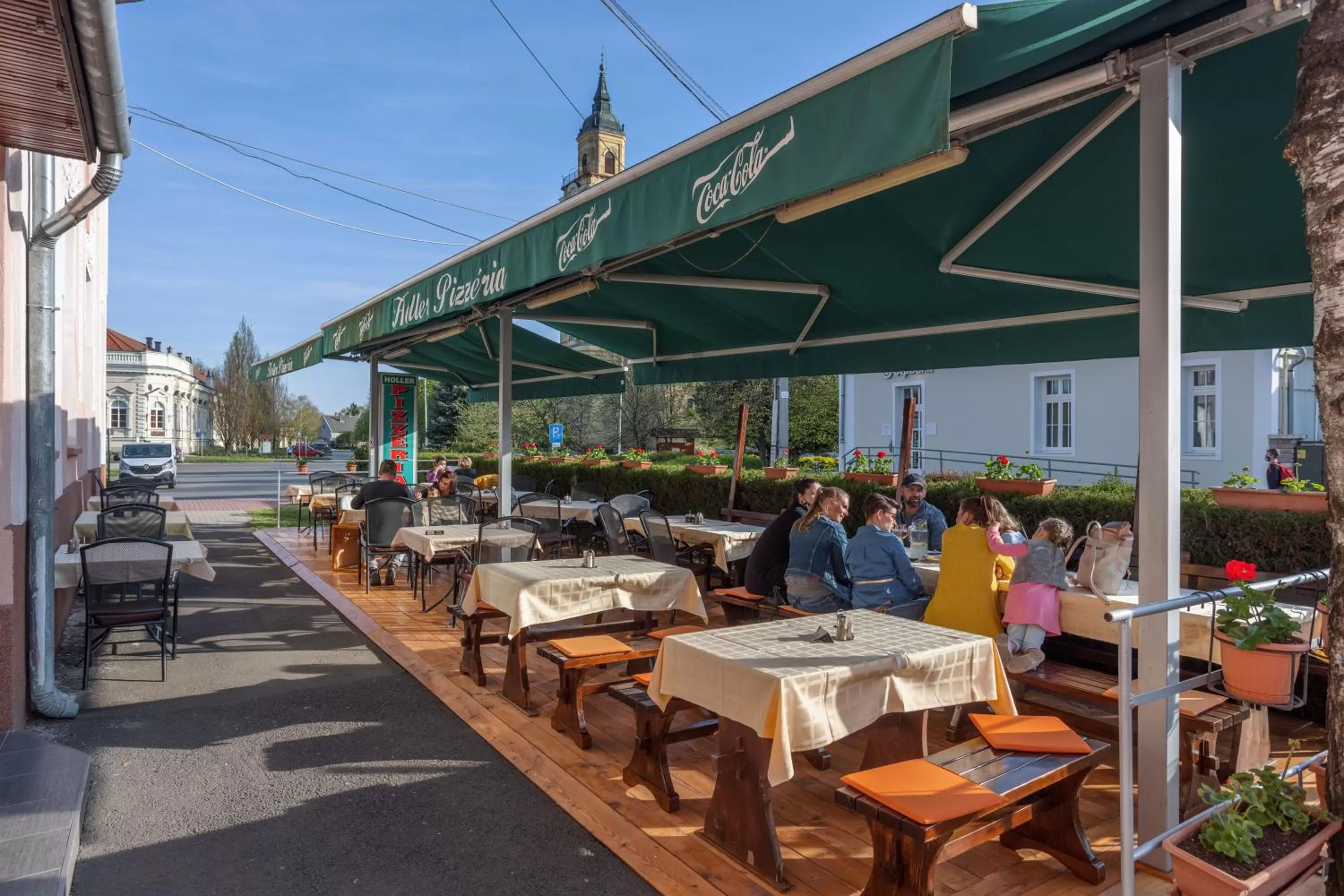 Garden, Restaurant/Places to Eat in Körös Panzió és Étterem