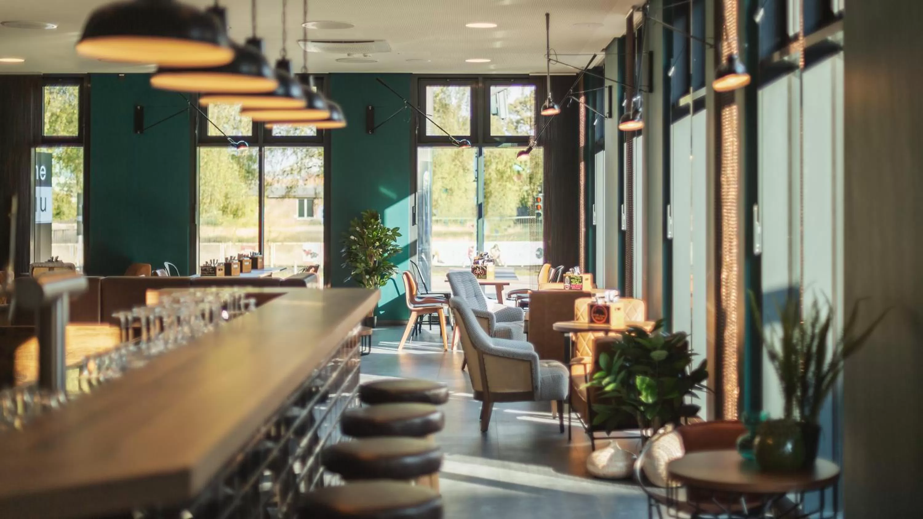 Lounge or bar in Holiday Inn - the niu, Bricks Hamburg Eppendorf by IHG