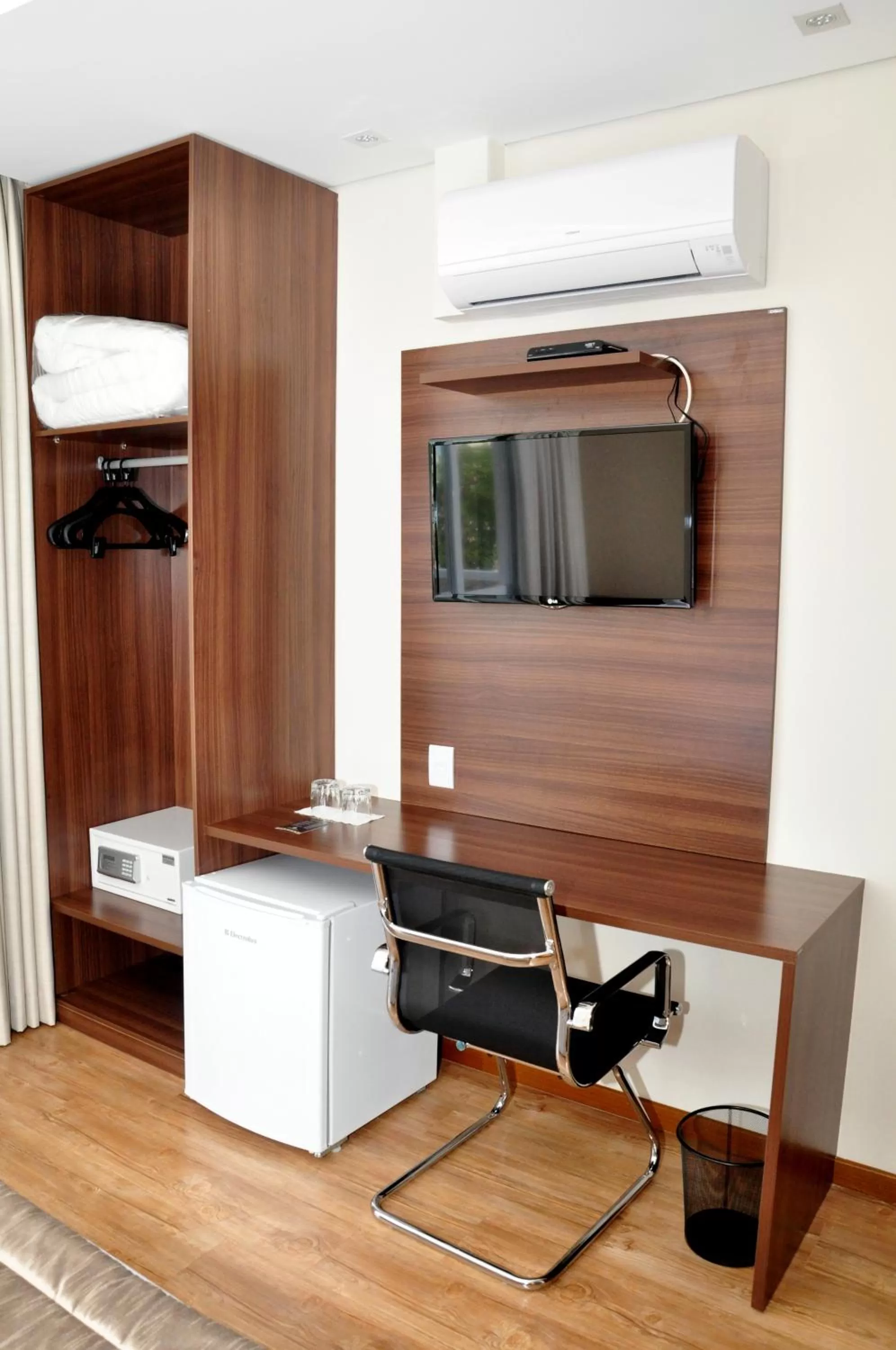 TV and multimedia, TV/Entertainment Center in Hotel Mohave