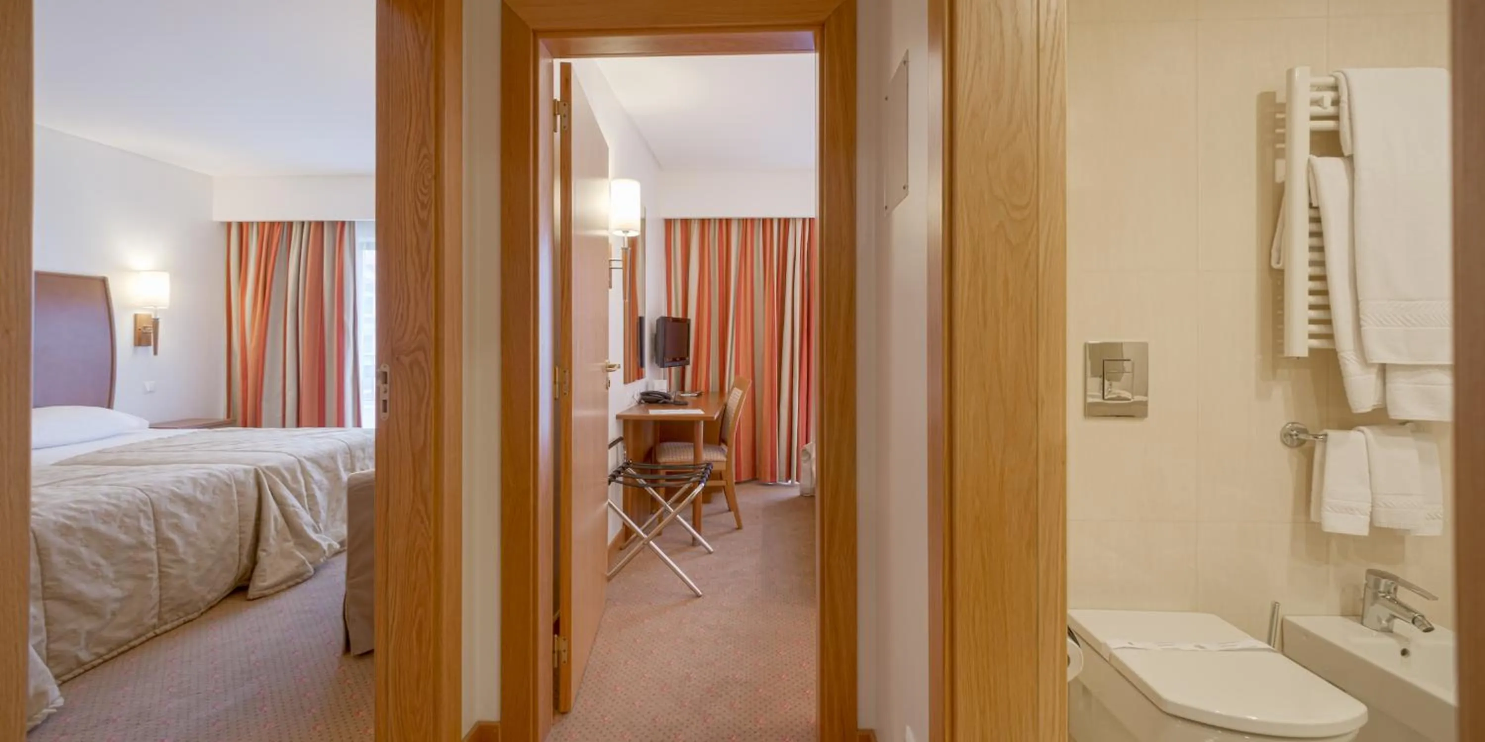 Toilet, Bed in Hotel Cinquentenario & Conference Center