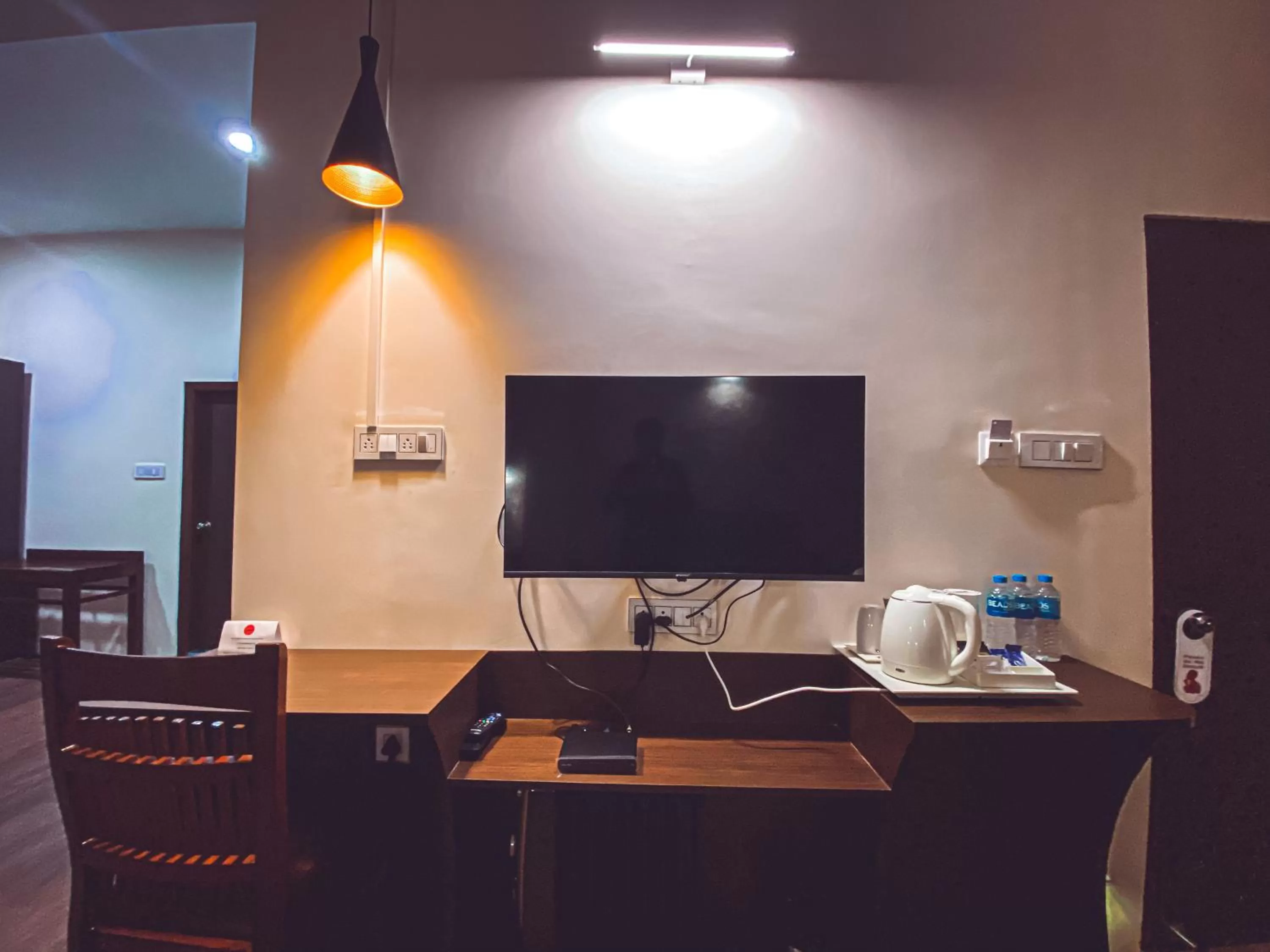 TV and multimedia, TV/Entertainment Center in Windermere Inn