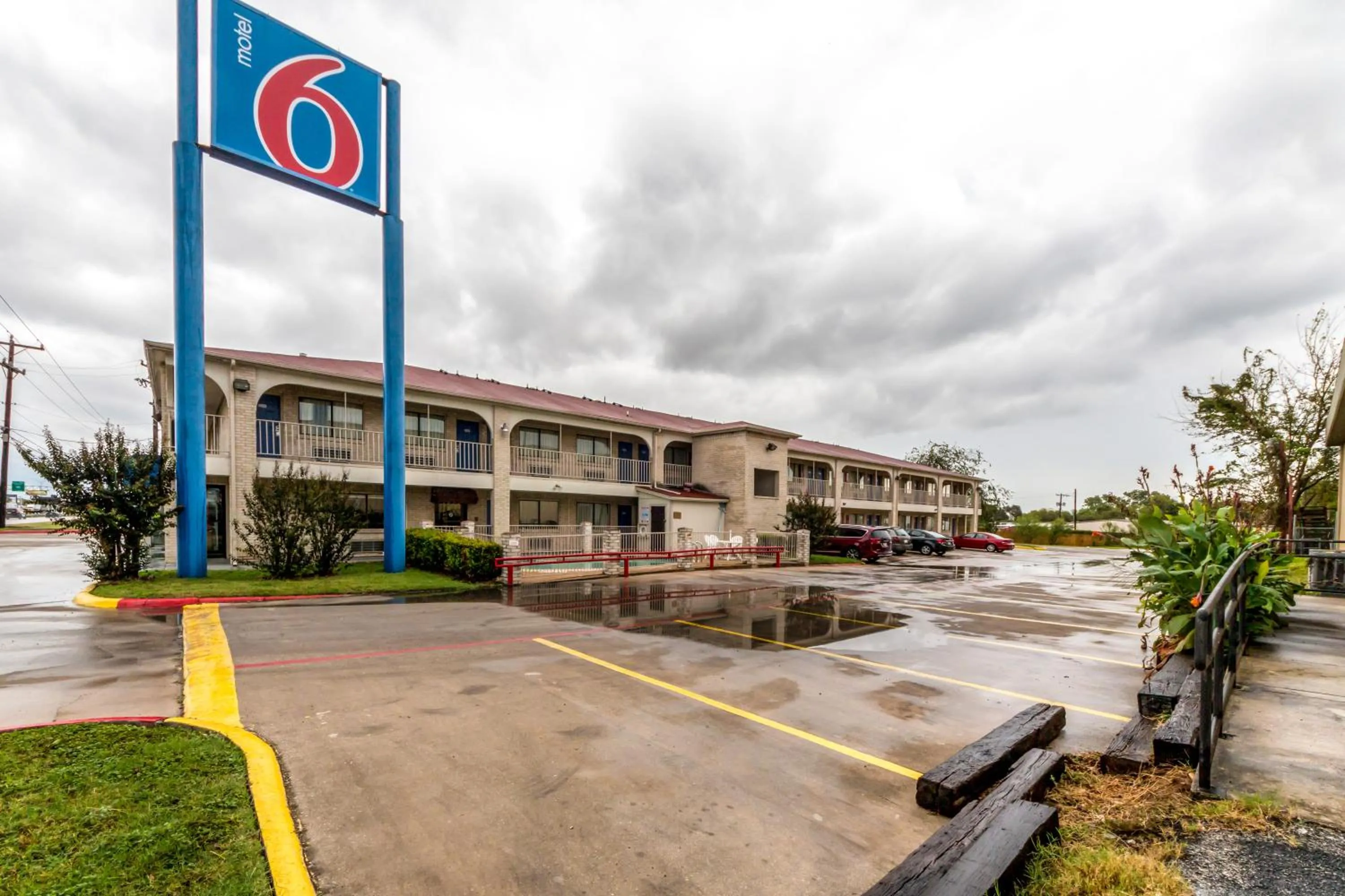 Facade/entrance in Motel 6 San Antonio, TX - Frost Bank Center