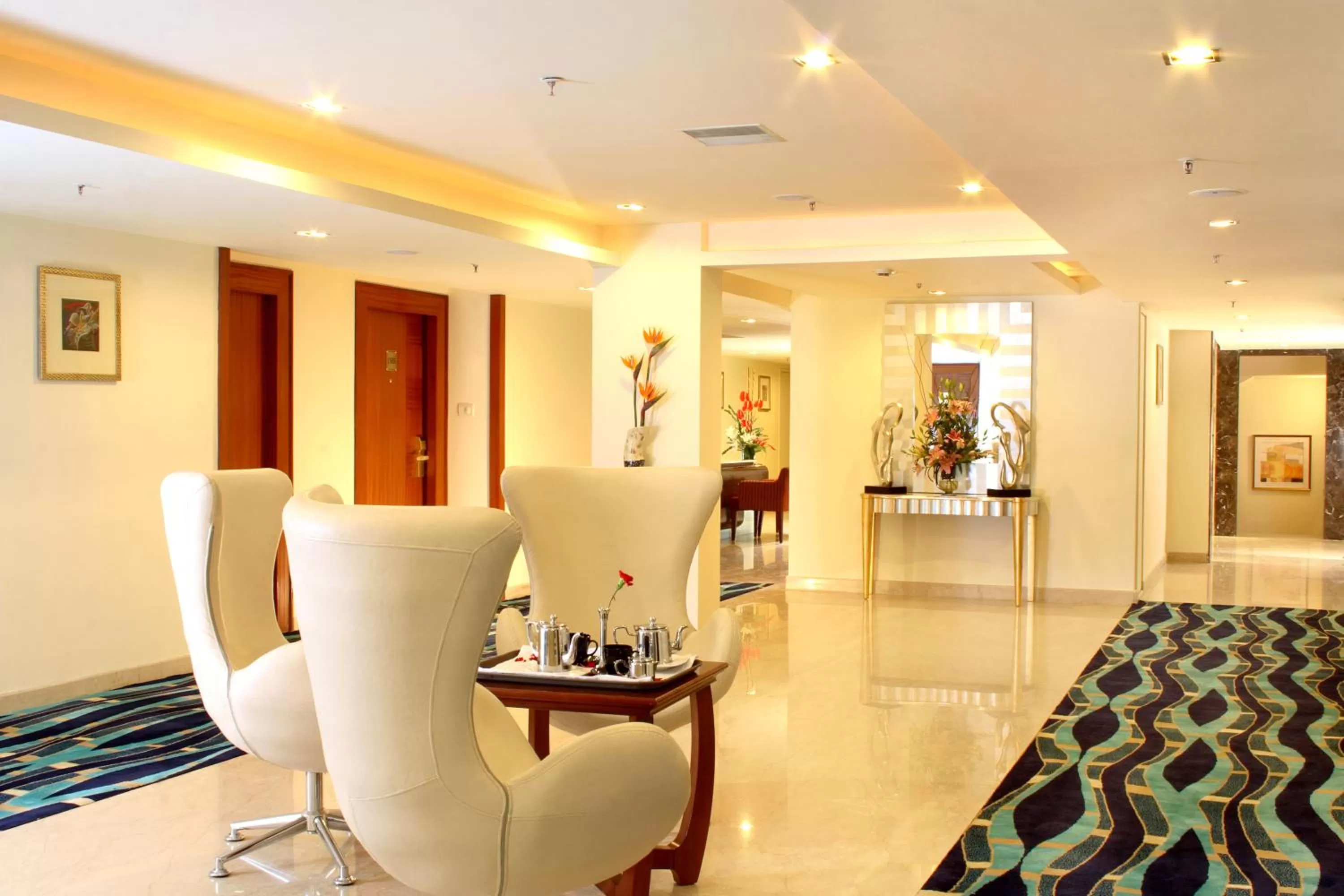 Seating area in Hampshire Plaza