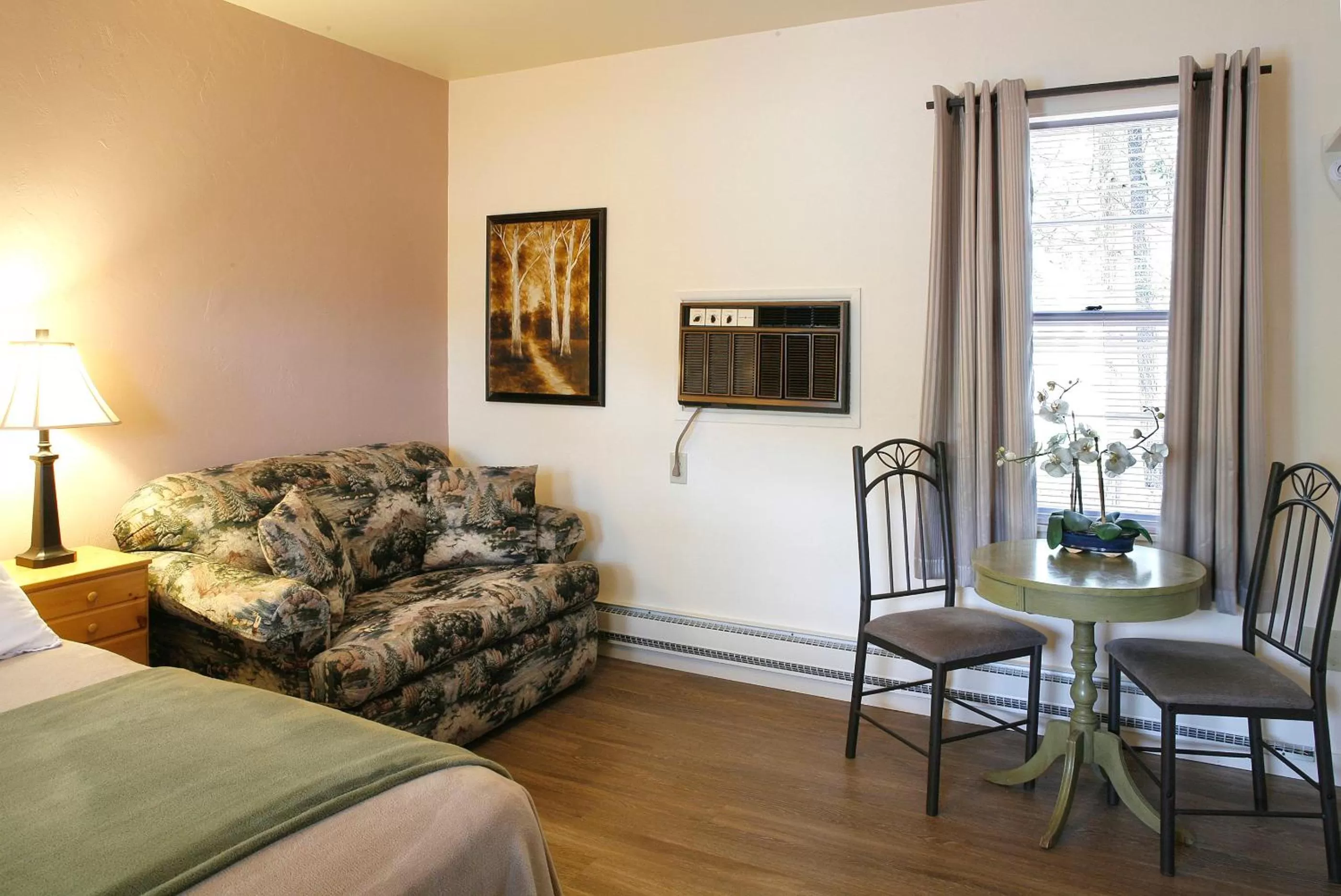 Seating area, Bed in Peninsula Park-View Resort