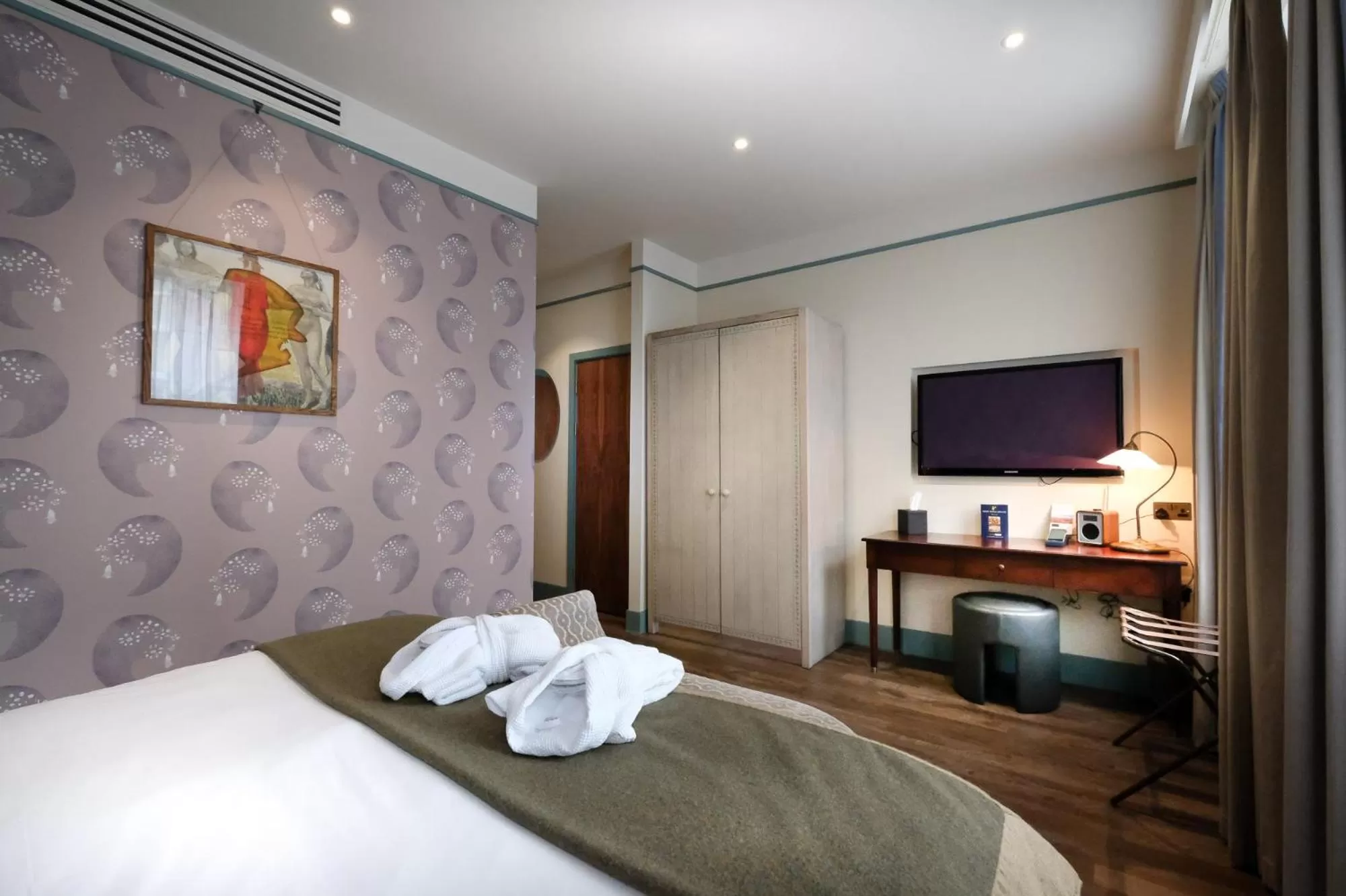 Bedroom, Bed in Morton Hotel