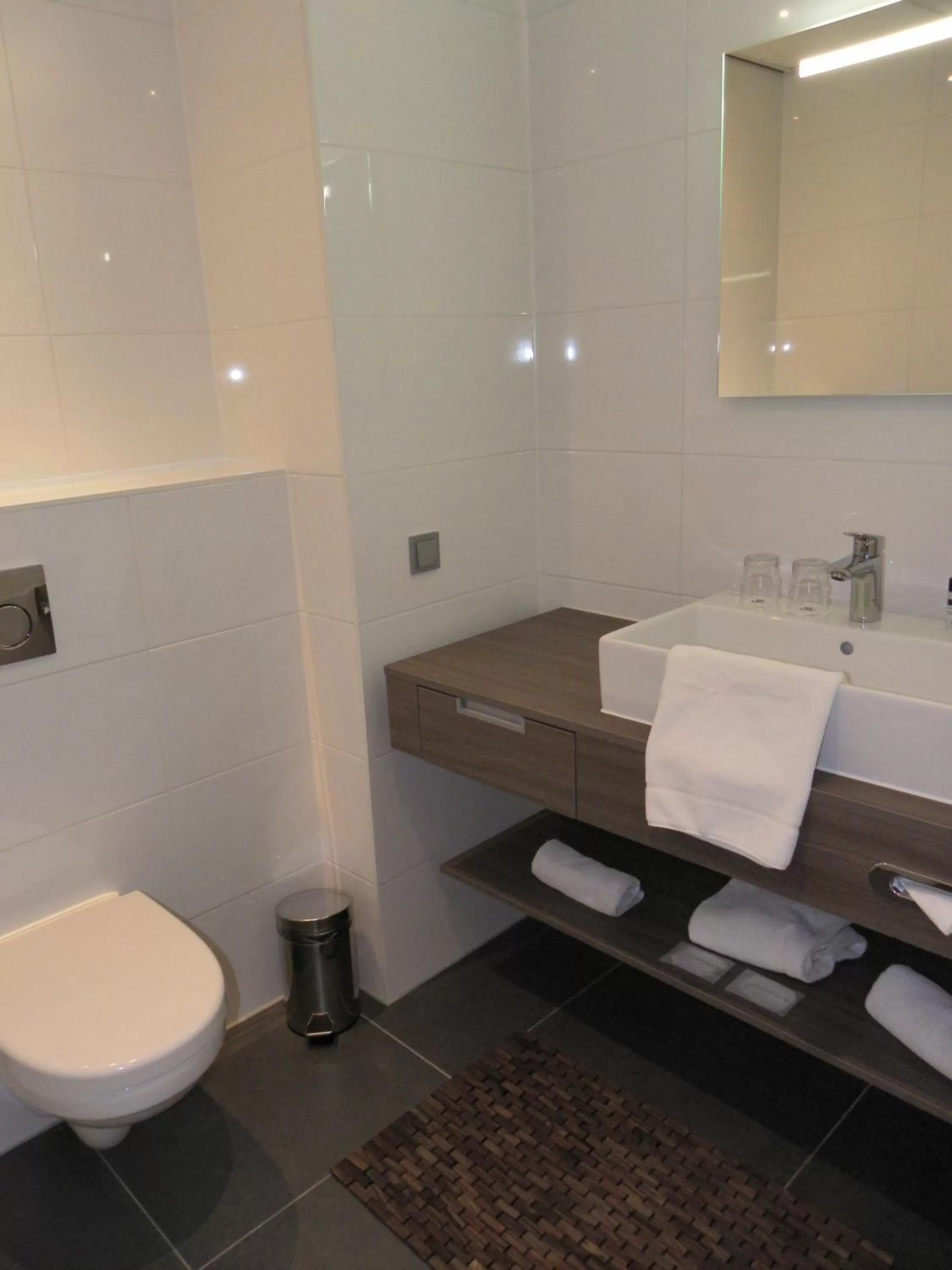 Bathroom in Golden Tulip Leiden Centre