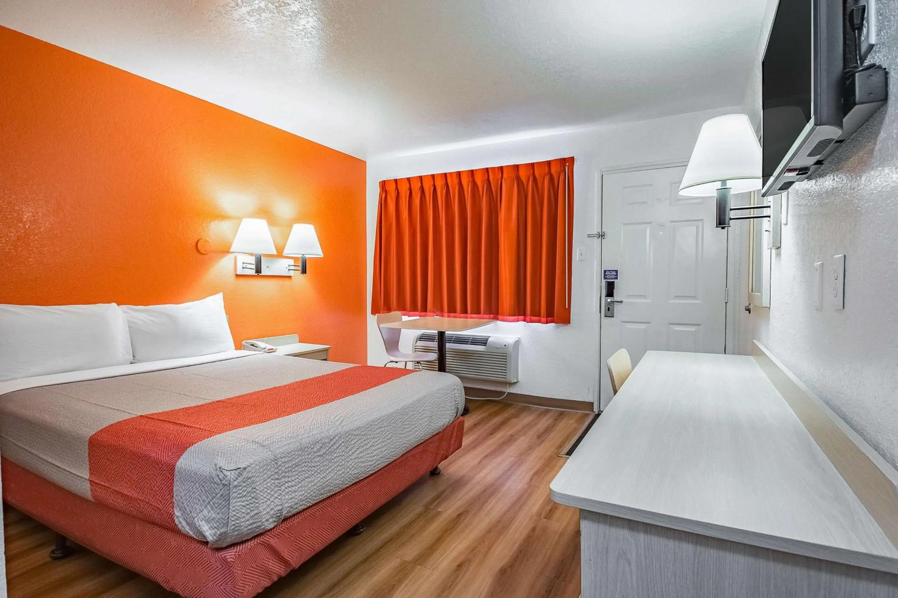 TV and multimedia, Bed in Motel 6-Salt Lake City, UT - West - Airport