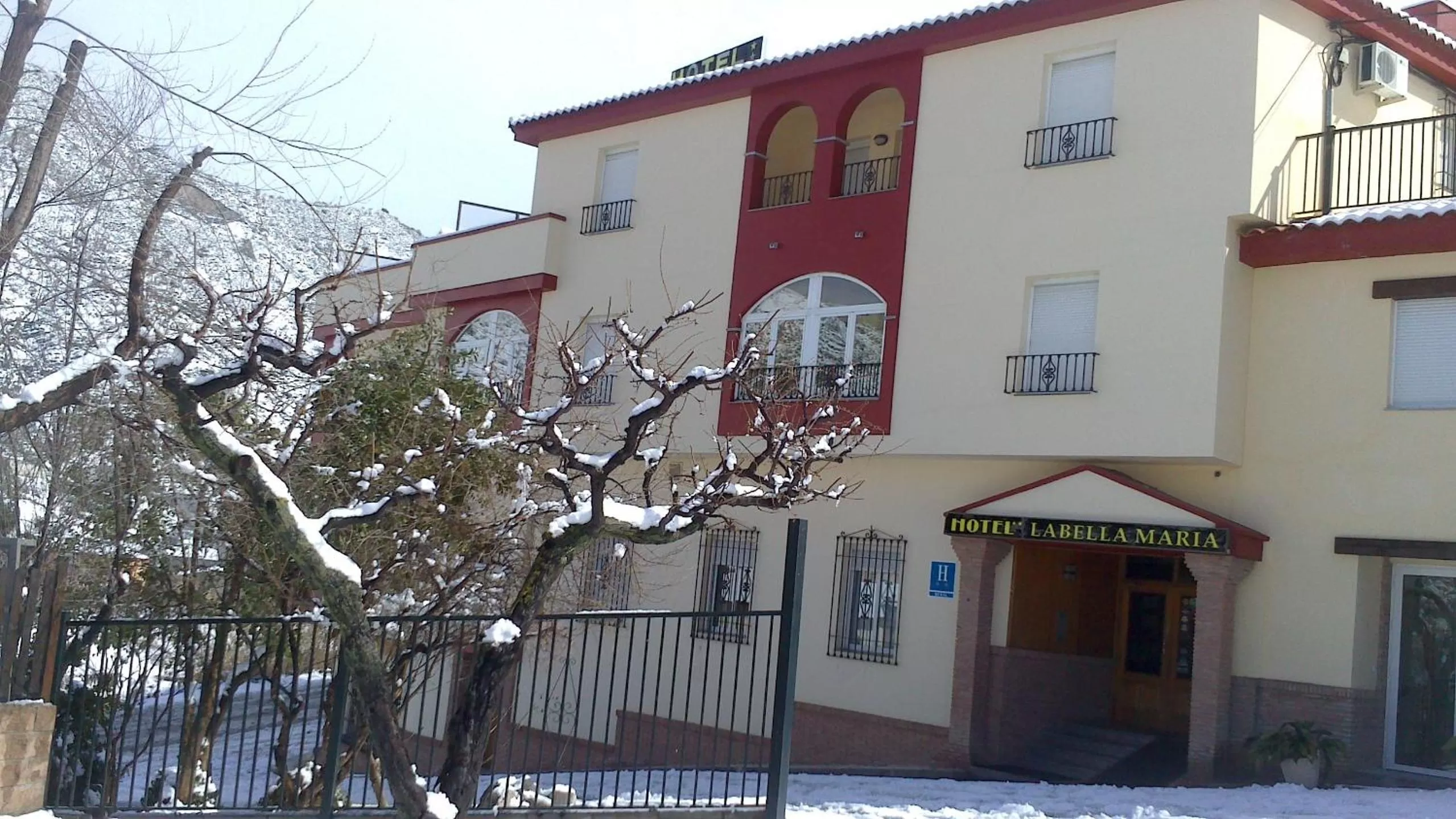 Facade/entrance in Labella María