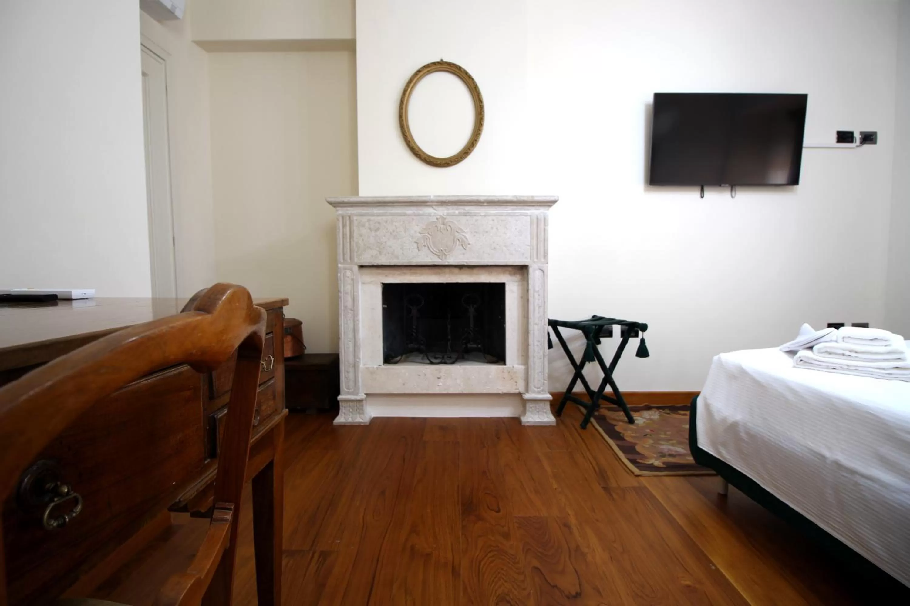 flat iron, TV/Entertainment Center in Residenza San Flaviano, Relais di Charme