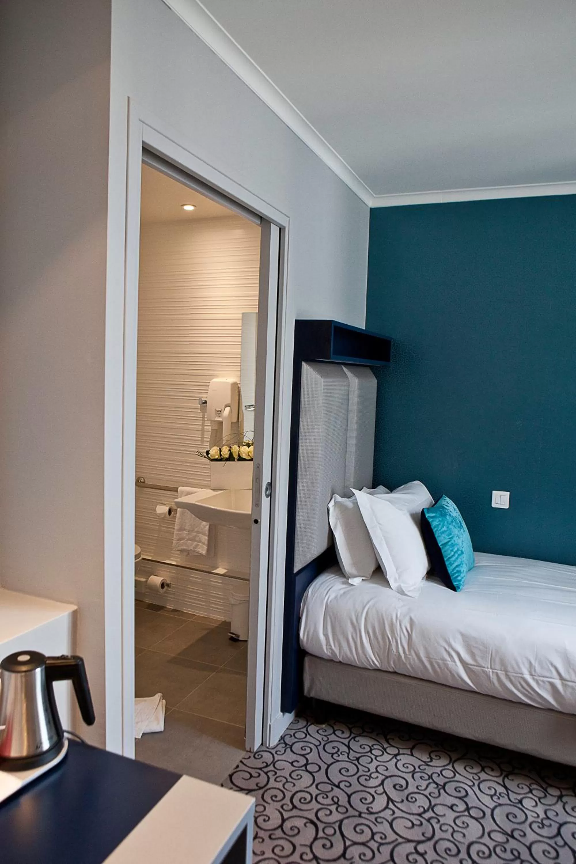 Photo of the whole room, Bed in Prince Albert Montmartre