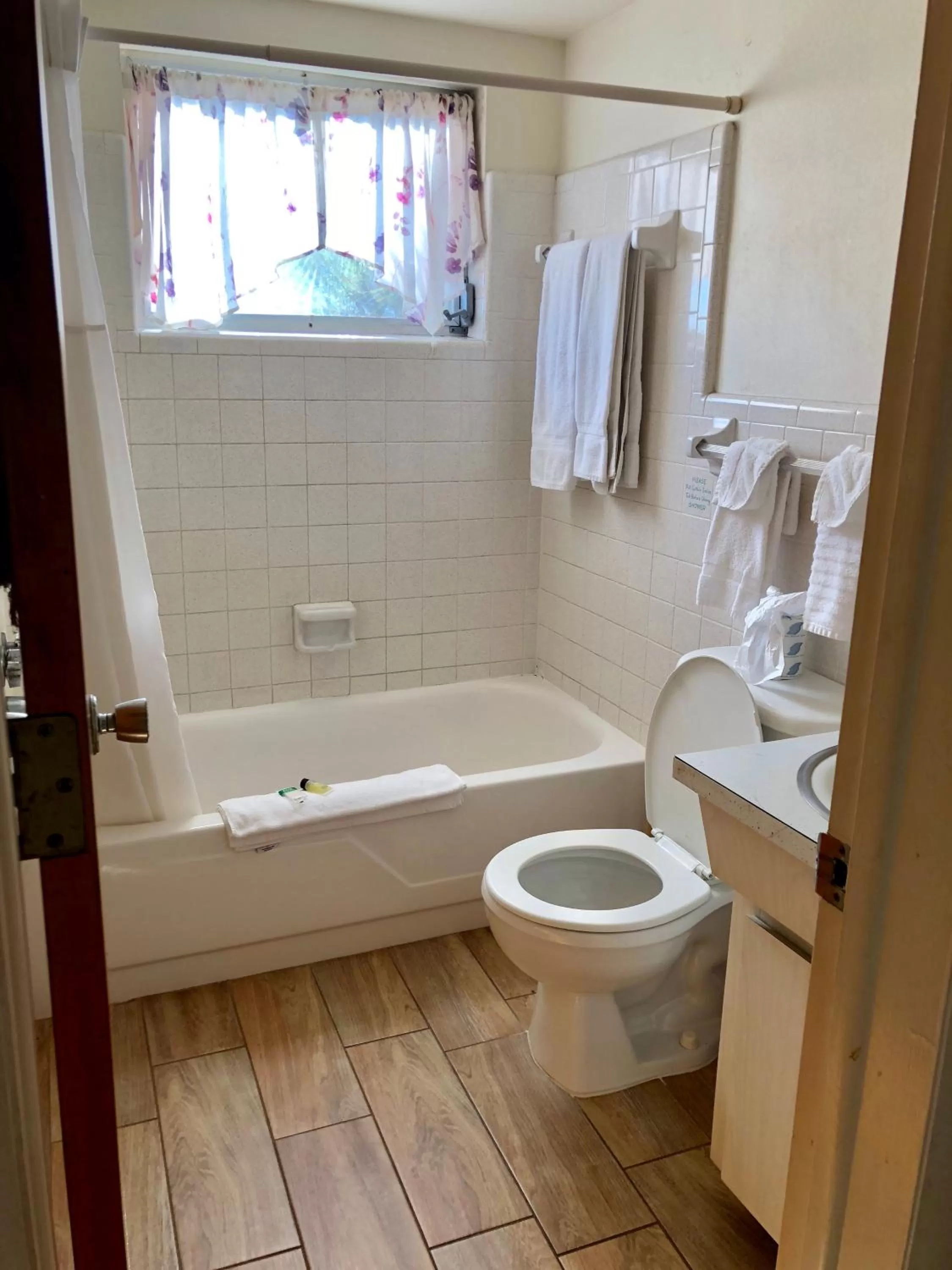 Two-Bedroom Suite in Molloy Gulf Motel & Cottages