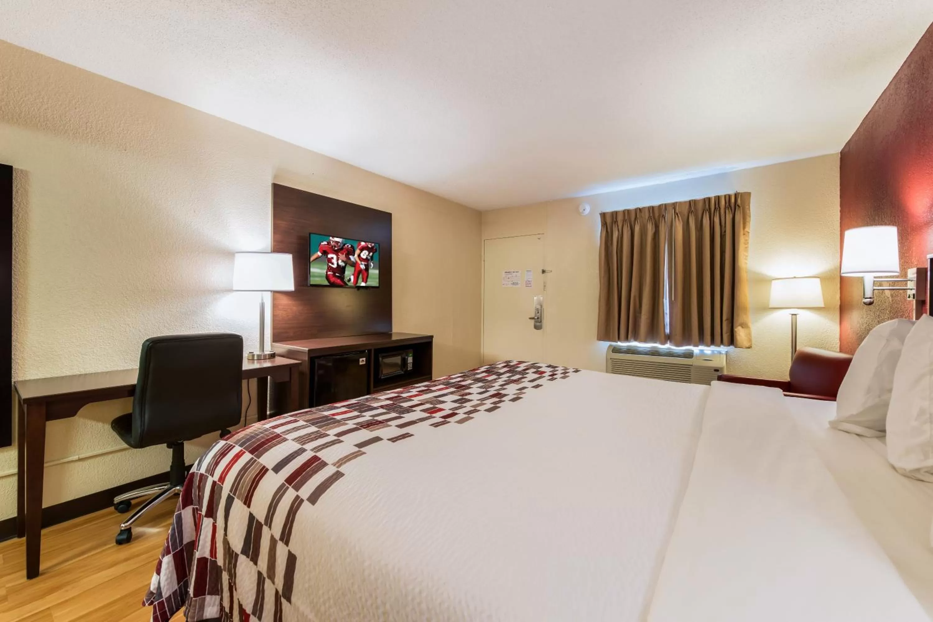 Bedroom, Bed in Red Roof Inn Marion, IN