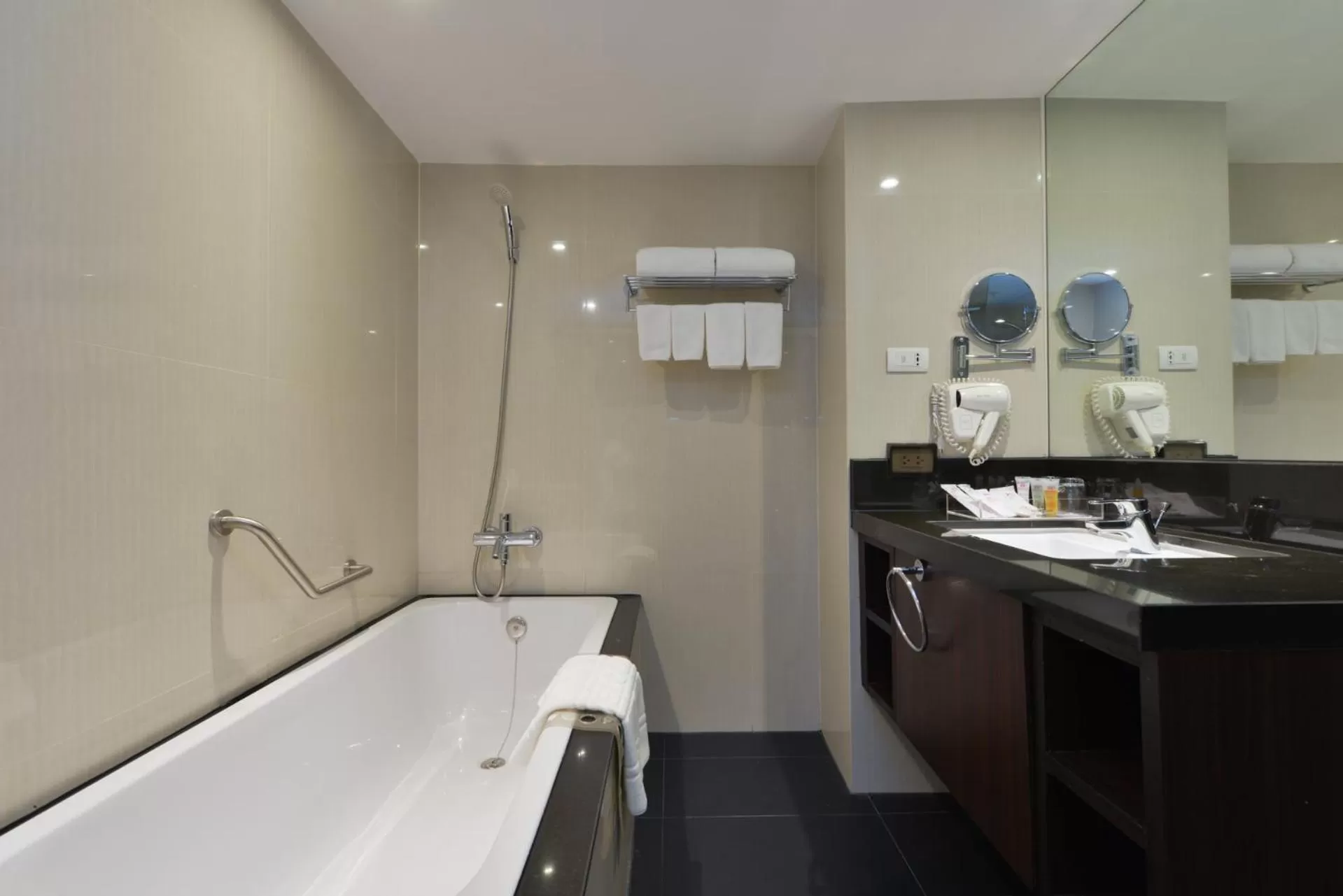 Bathroom in Hotel Royal Bangkok