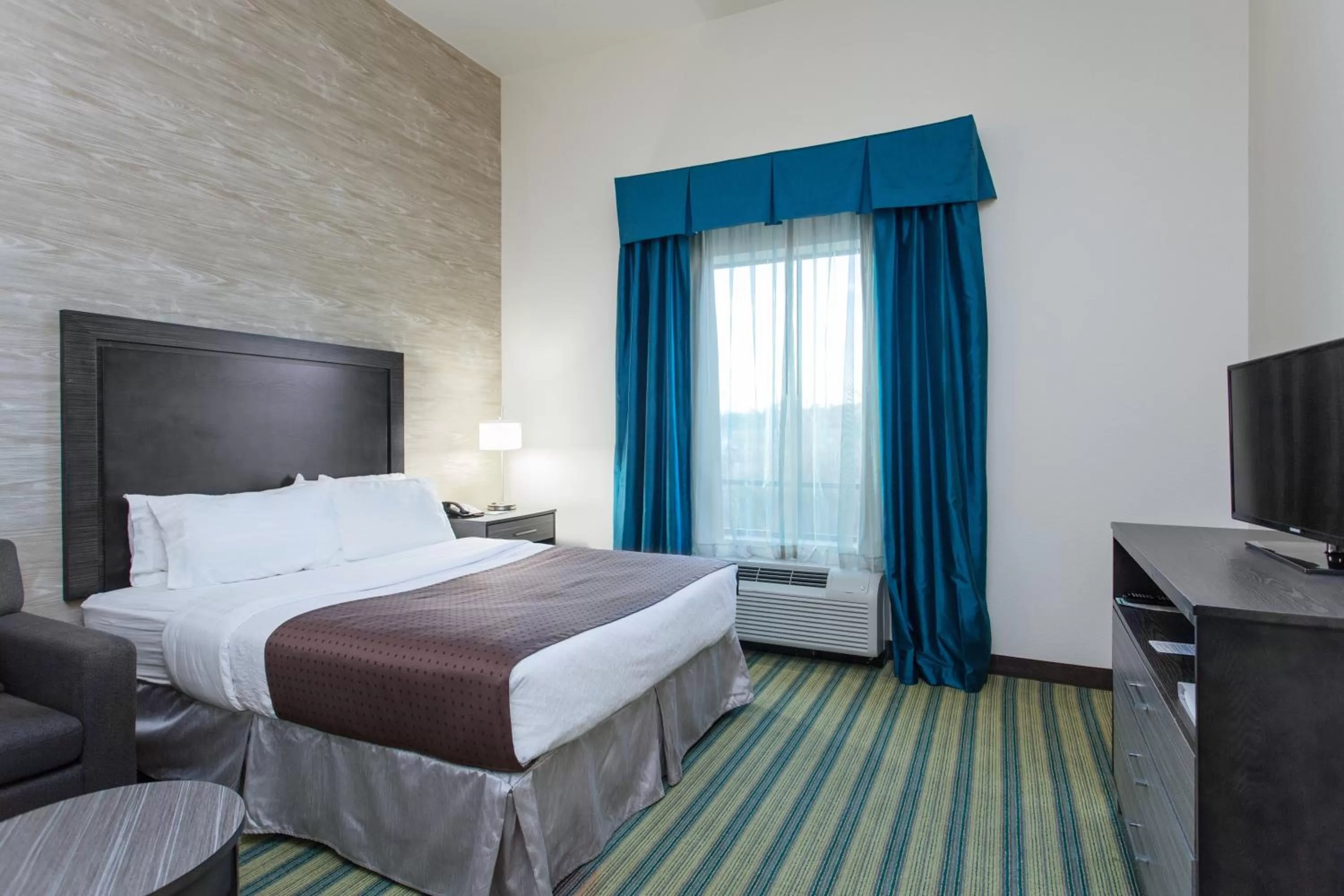 Photo of the whole room, Bed in Holiday Inn Texarkana Arkansas Convention Center by IHG