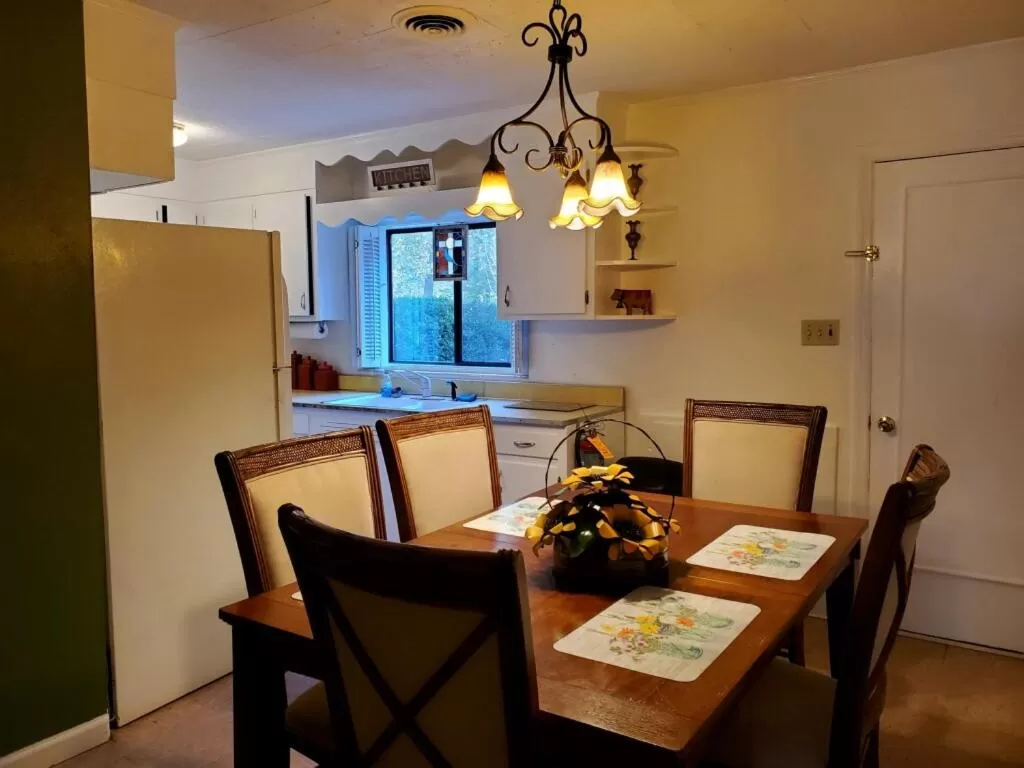 Dining Area in Meadowlark Motel with Restaurant & Bar