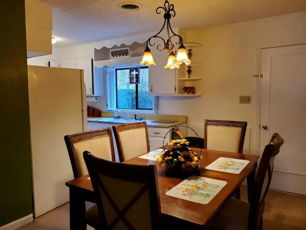 Two-Bedroom Apartment in Meadowlark Motel with Restaurant & Bar Two-Bedroom Apartment in Meadowlark Motel with Restaurant & Bar