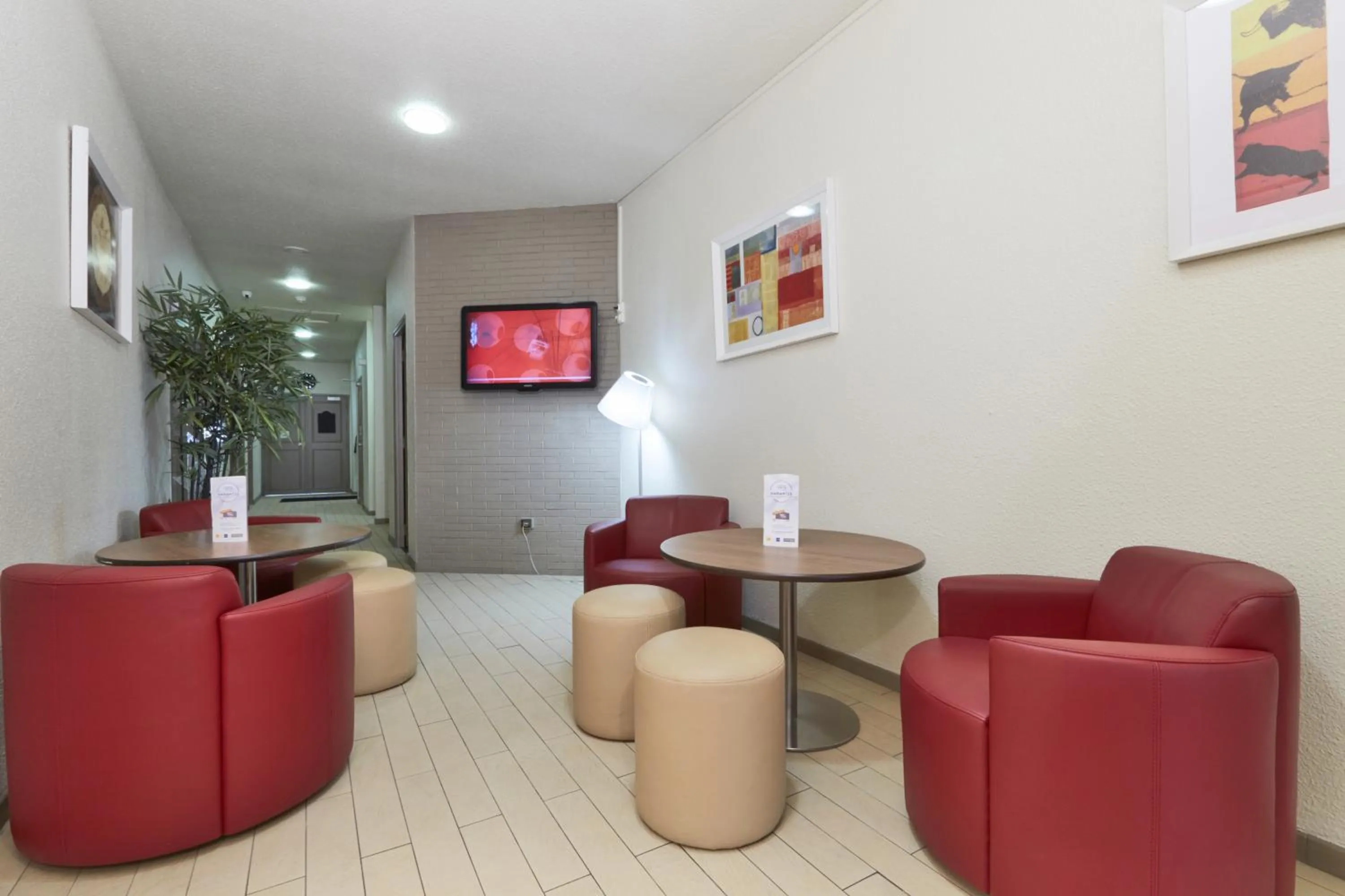 Communal lounge/ TV room in Campanile Paris Ouest - Porte de Champerret Levallois