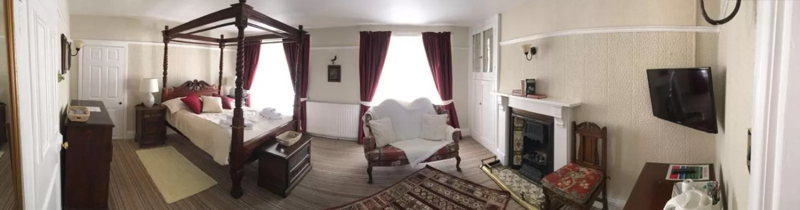 Day, Bed in The Old Well Inn