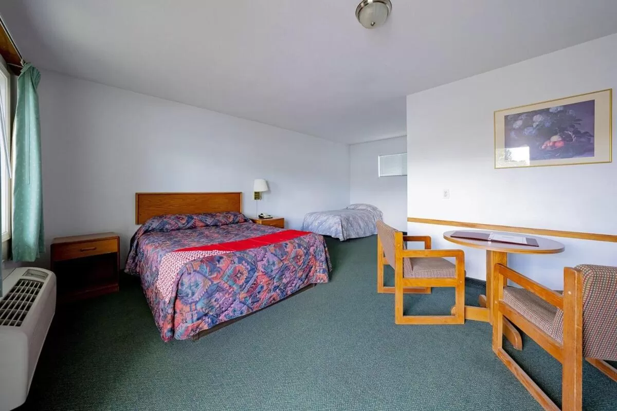 Bedroom, Bed in Budget 8 Motel