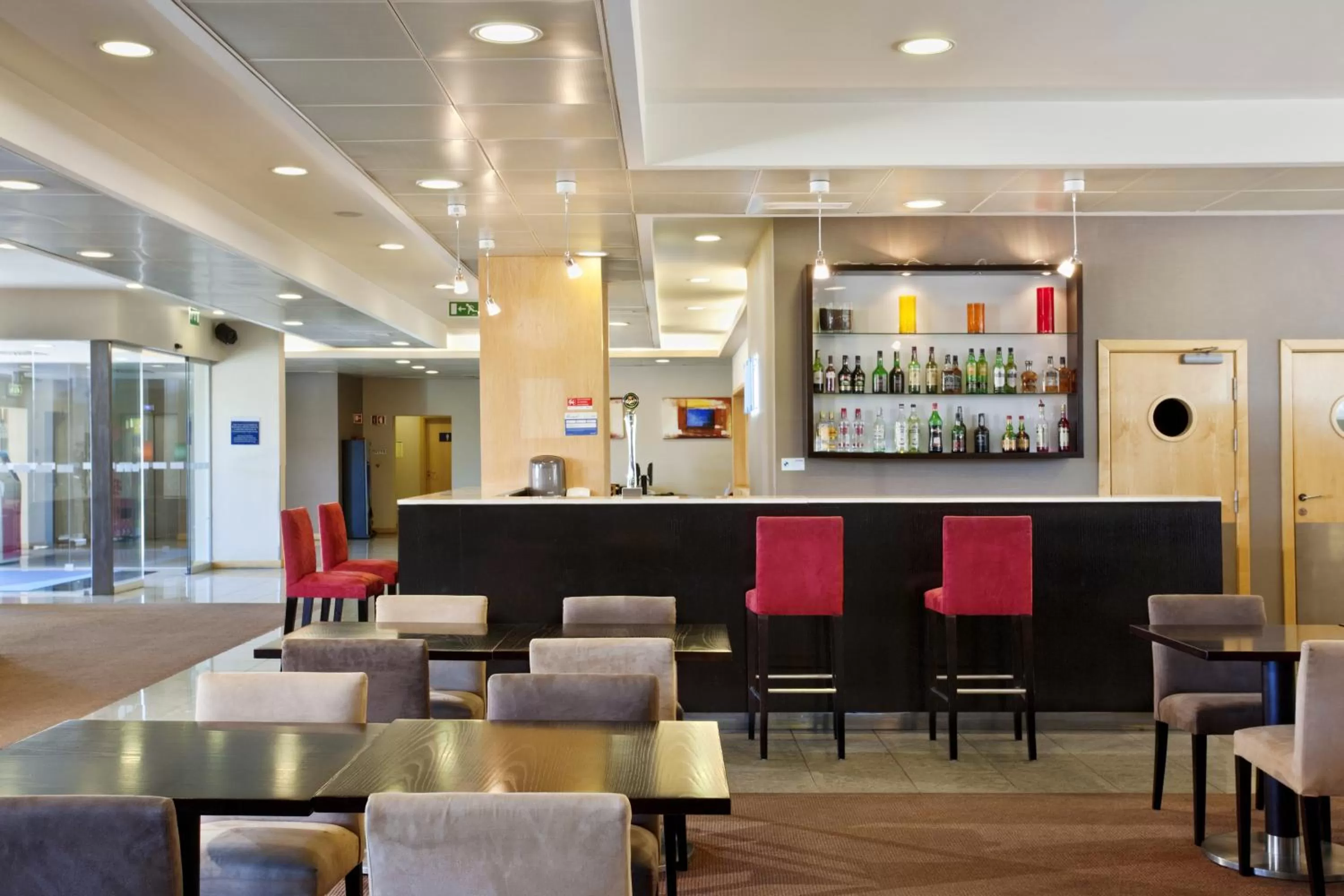Lounge or bar in Holiday Inn Express Lisbon-Oeiras by IHG