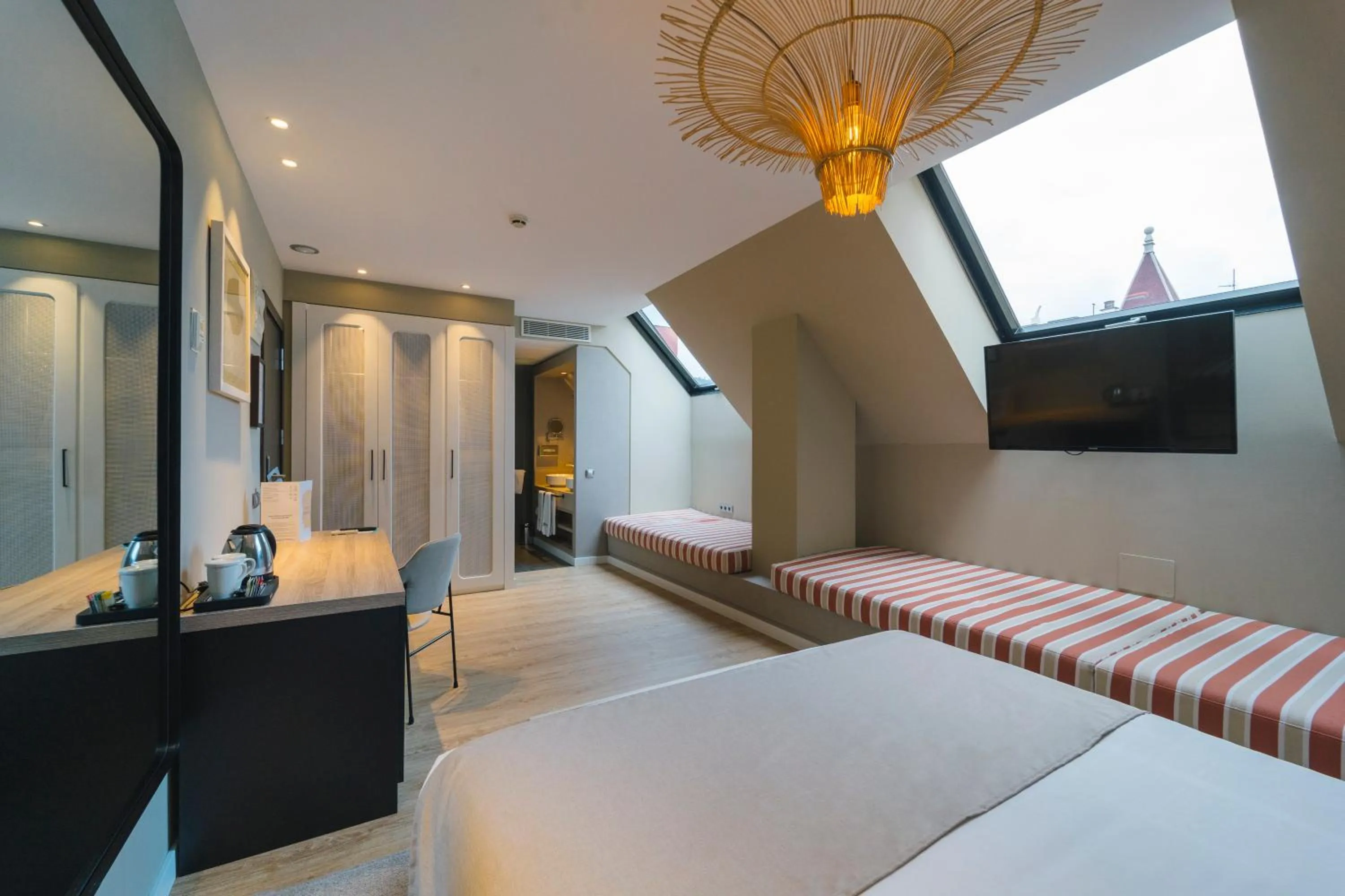 Photo of the whole room, Bed in Barceló Oviedo Cervantes