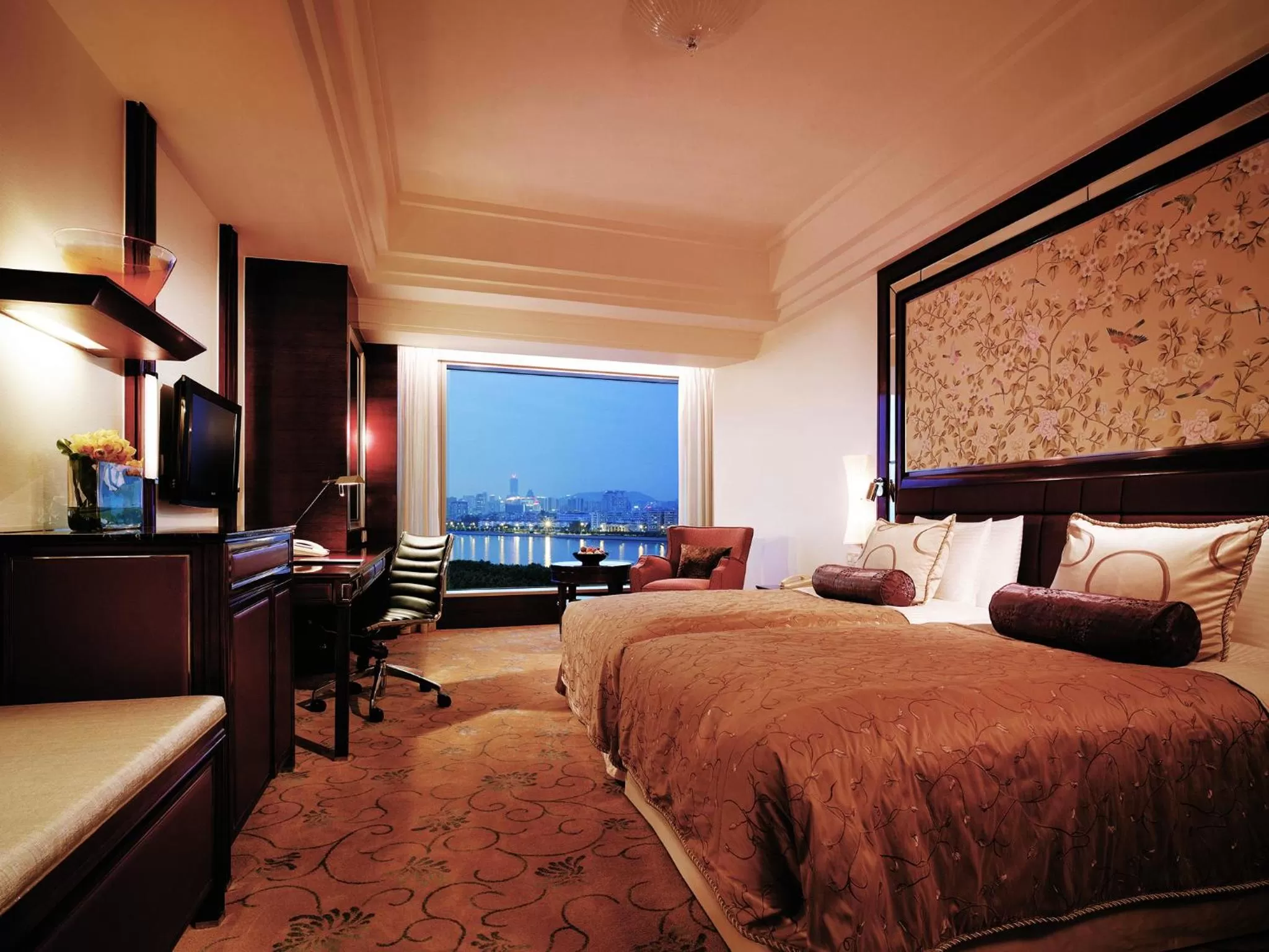 Premier Twin Room with Riverview in Shangri-La Guangzhou