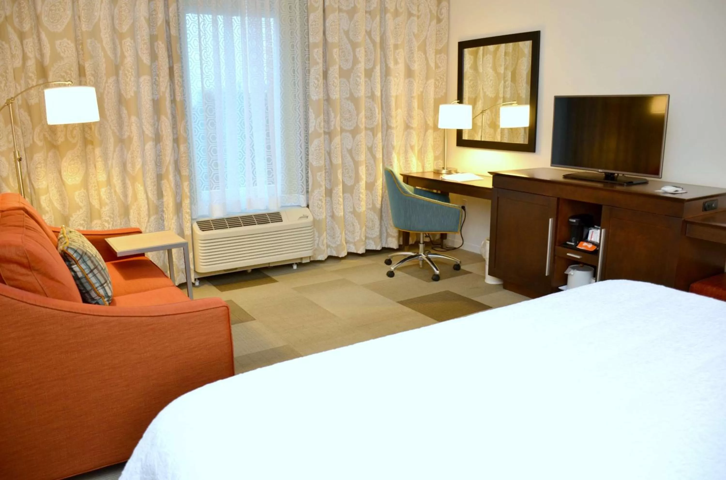 Bedroom, Bed in Hampton Inn & Suites - DeLand