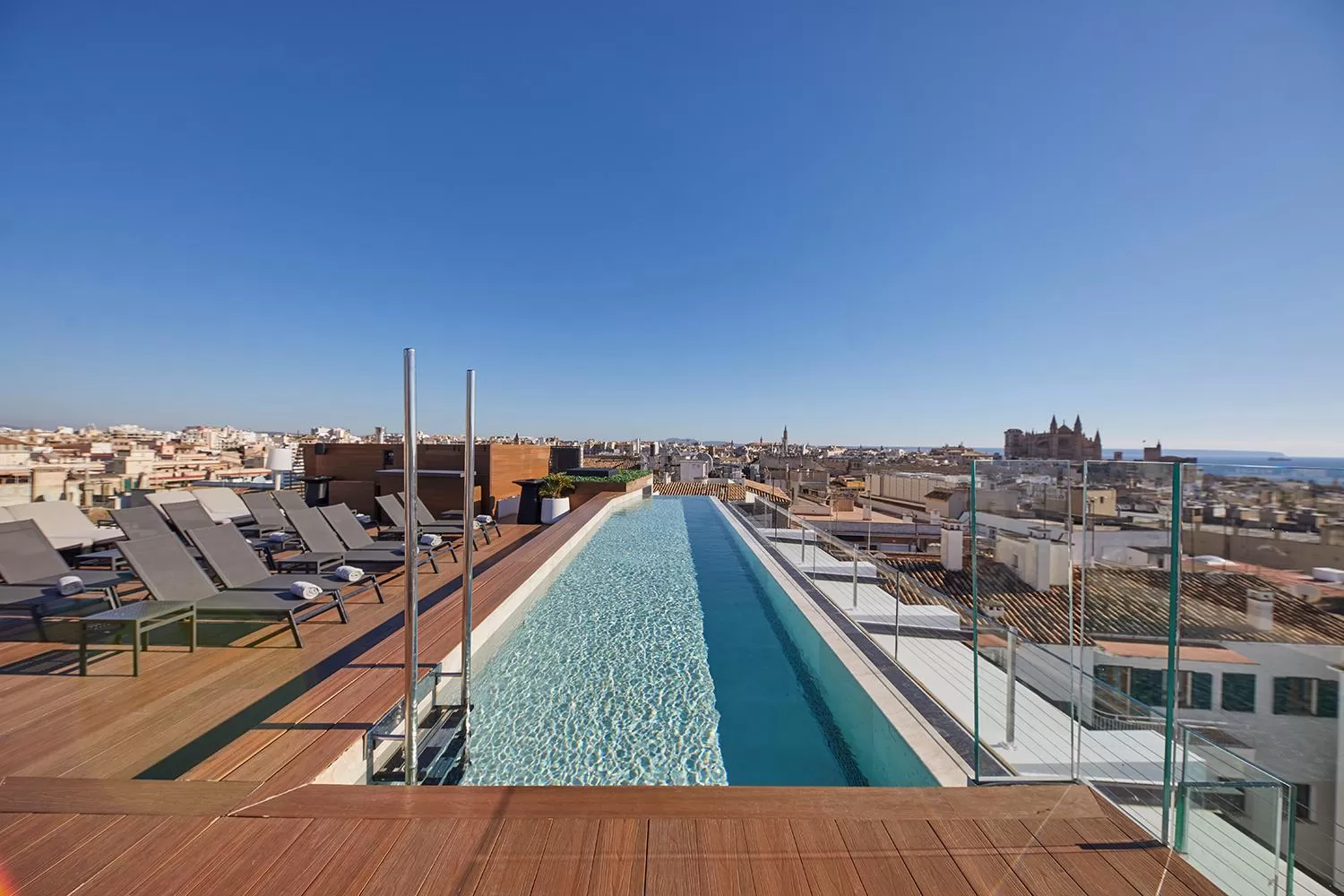 Swimming pool in Nakar Hotel