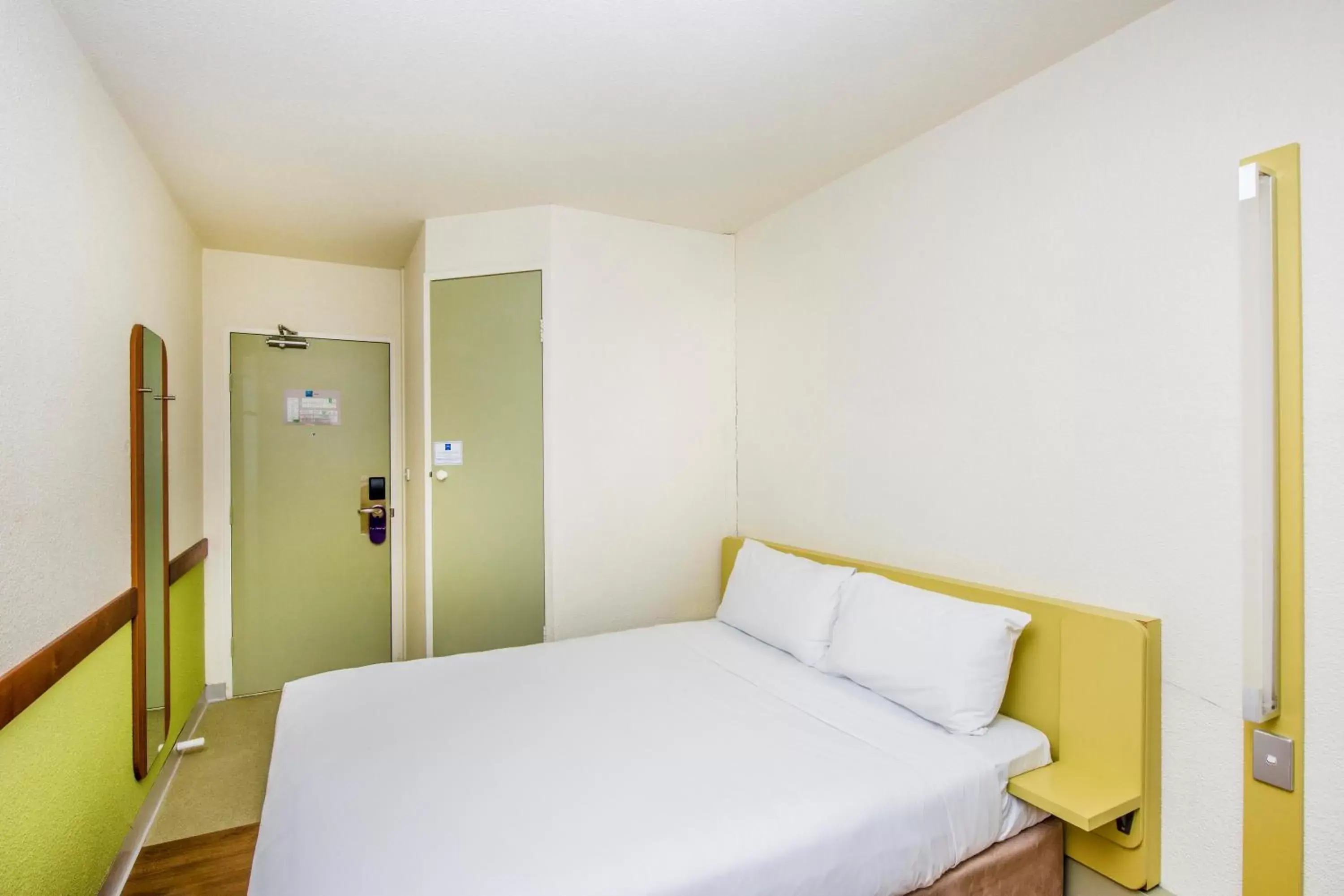 Standard Queen Room in ibis Budget - Newcastle Standard Queen Room in ibis Budget - Newcastle
