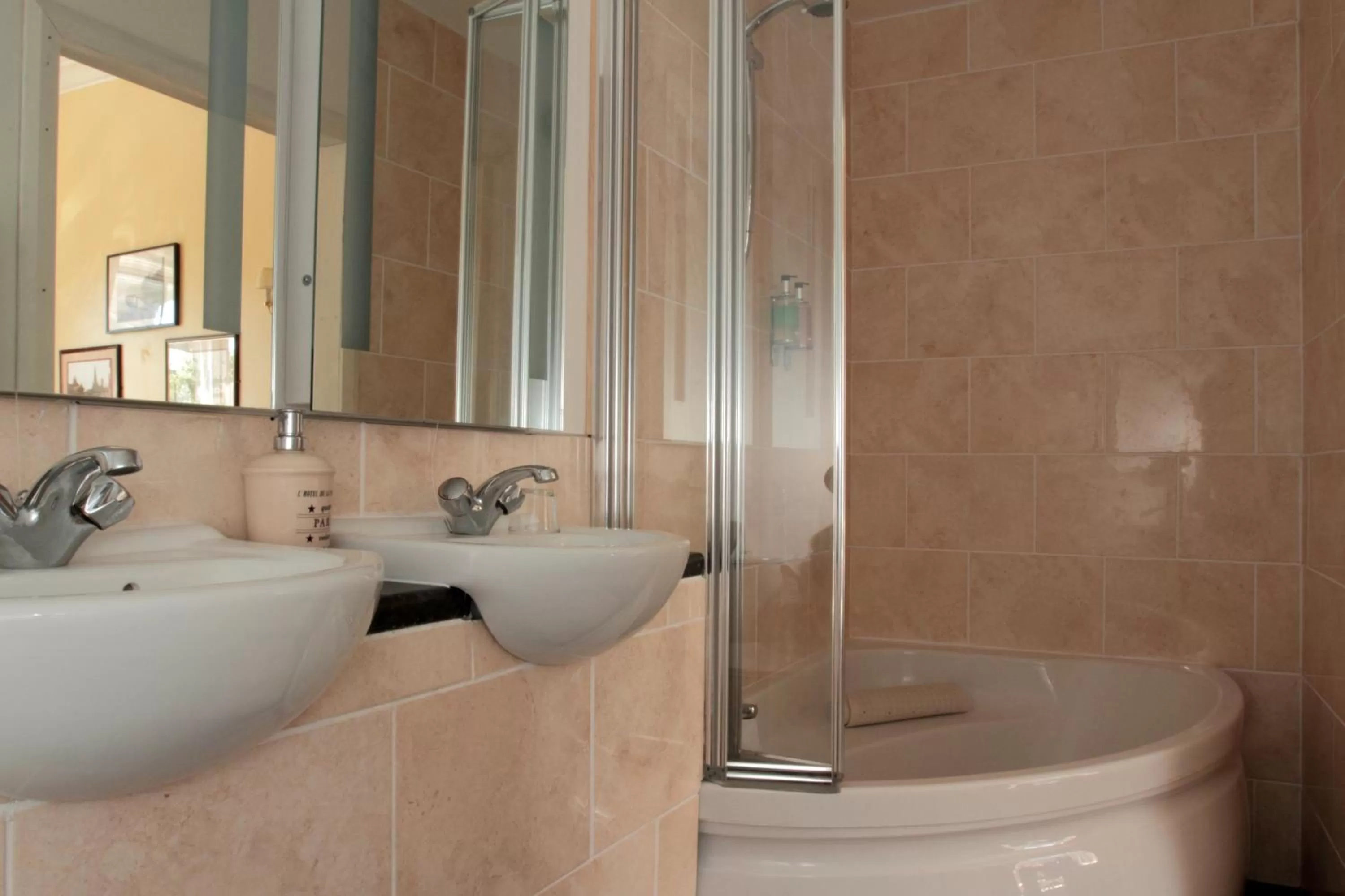 Bathroom in Thistle Hotel