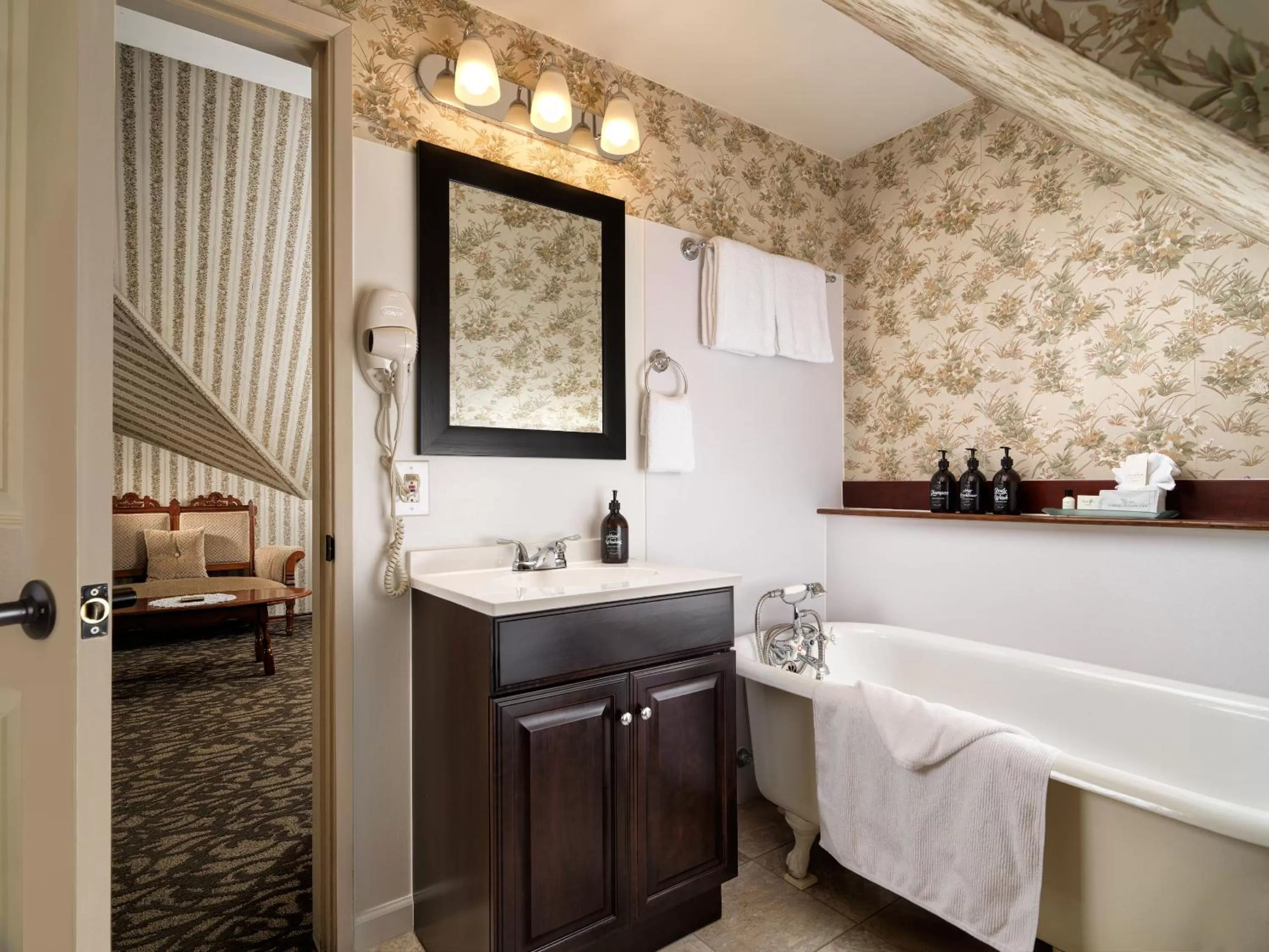 Bathroom in Pendray Inn and Tea House
