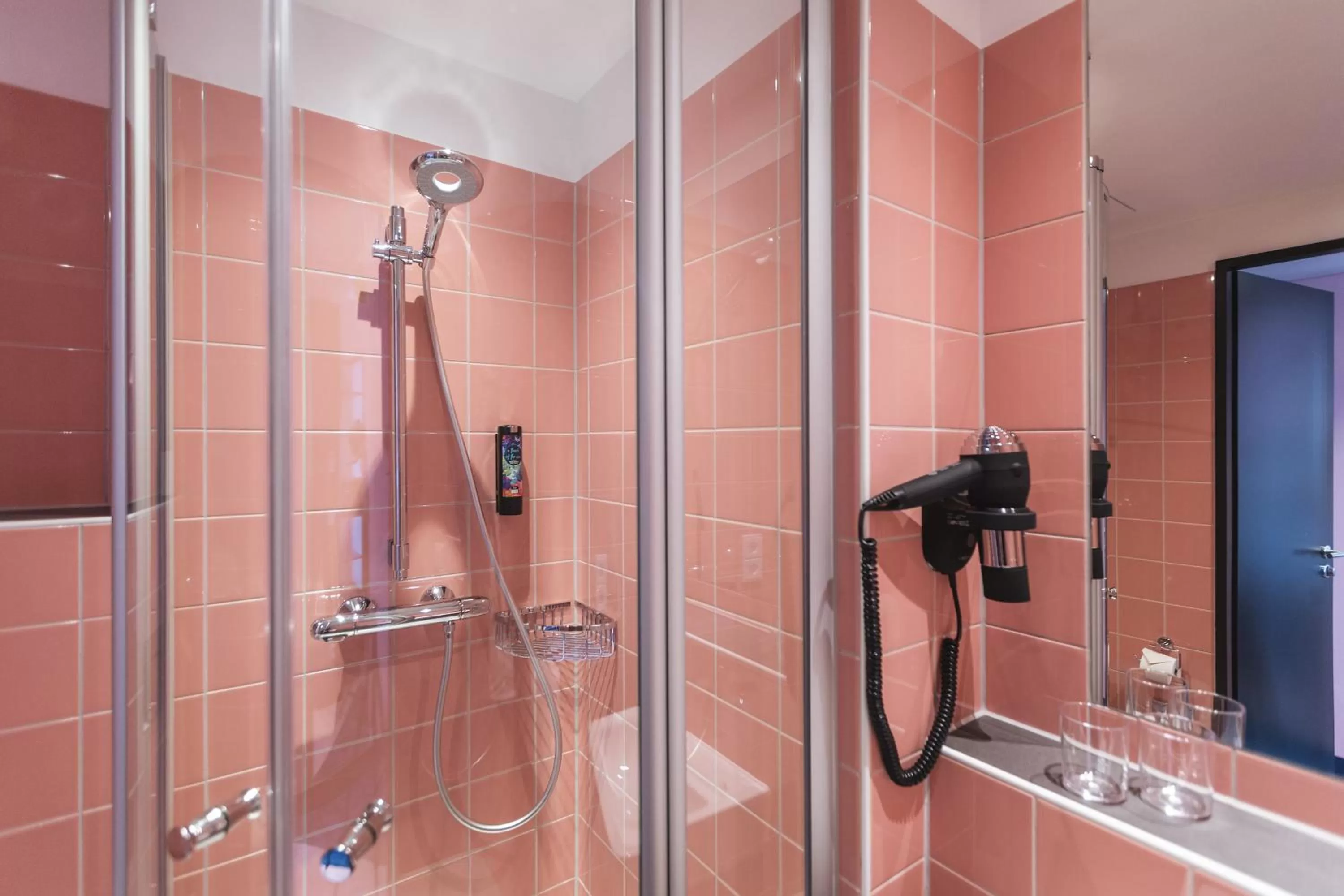 Bathroom in Holiday Inn - the niu, Loco Munich North by IHG