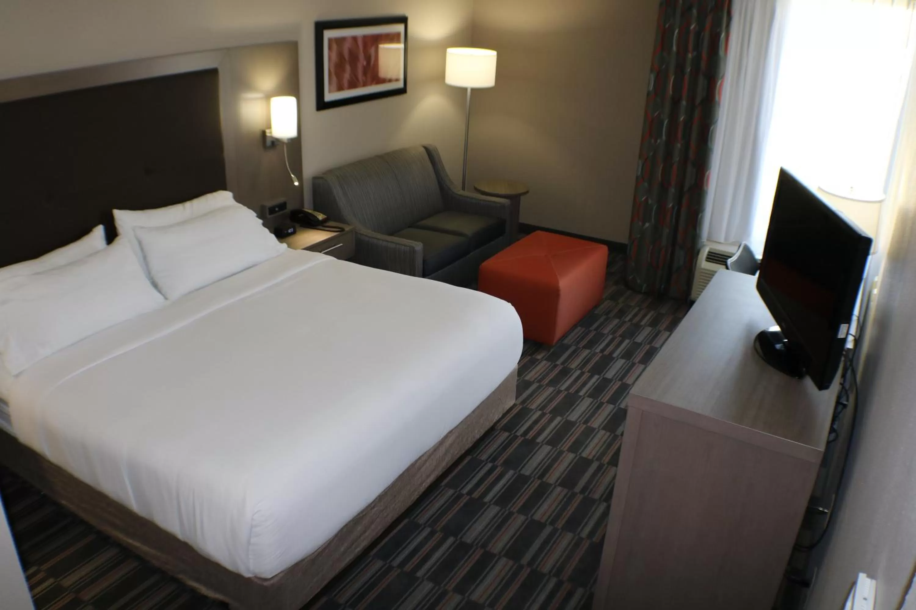 Photo of the whole room, Bed in Holiday Inn Express Woodstock-Shenandoah Valley by IHG