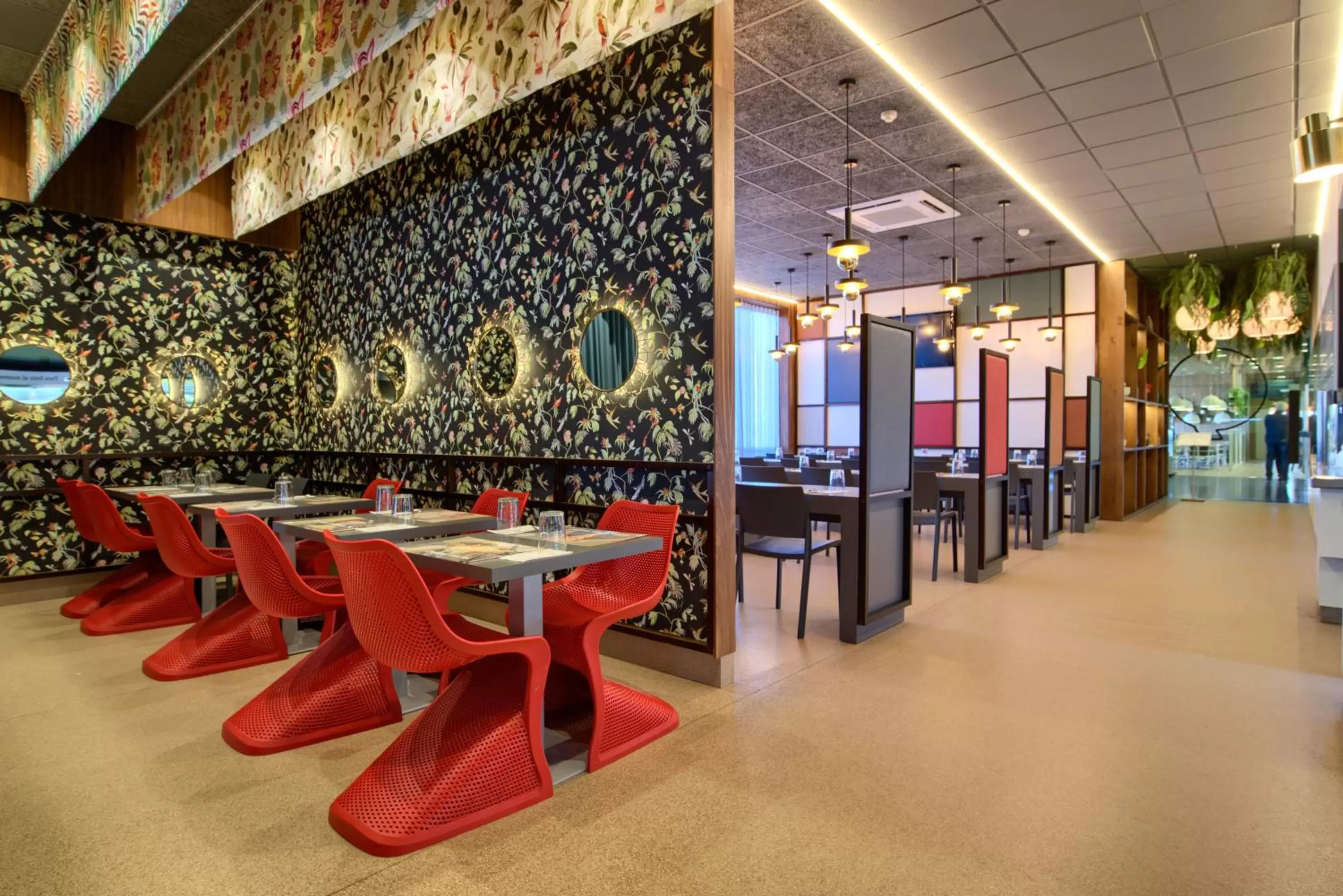 Restaurant/places to eat in Hotel Luze El Villa