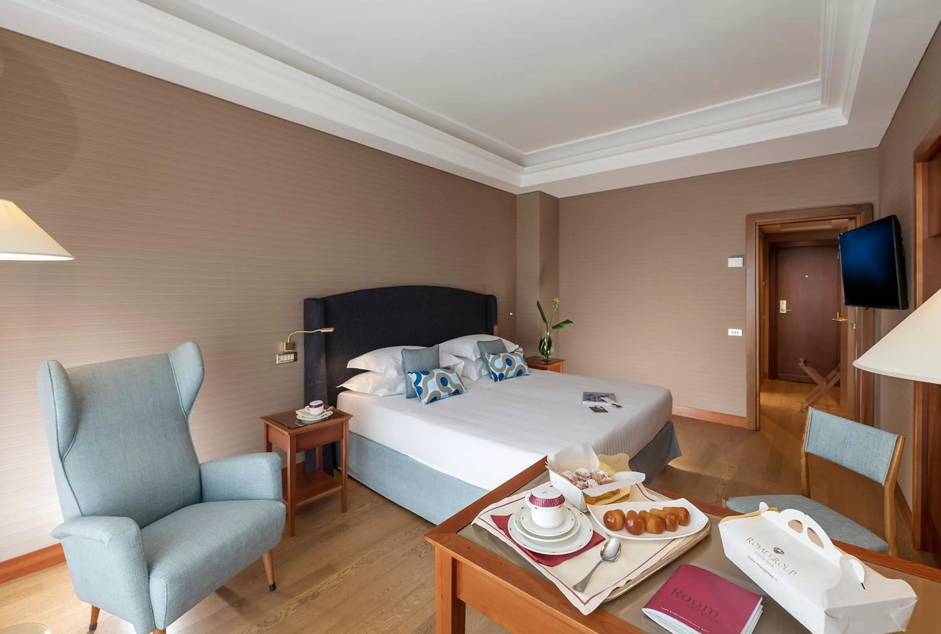 Photo of the whole room, Bed in Hotel Royal Continental