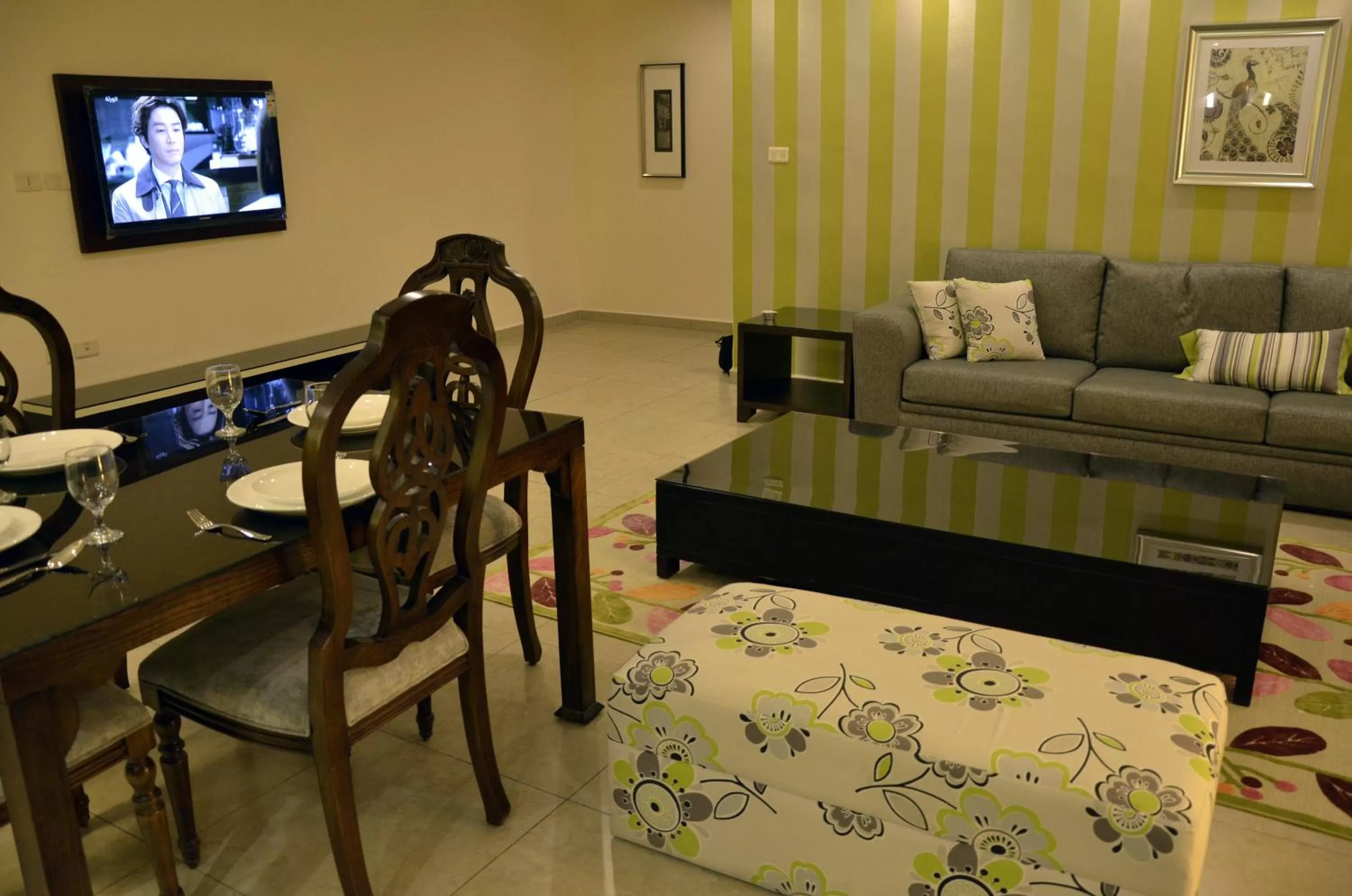 Living room, Bed in City Rose Hotel Suites