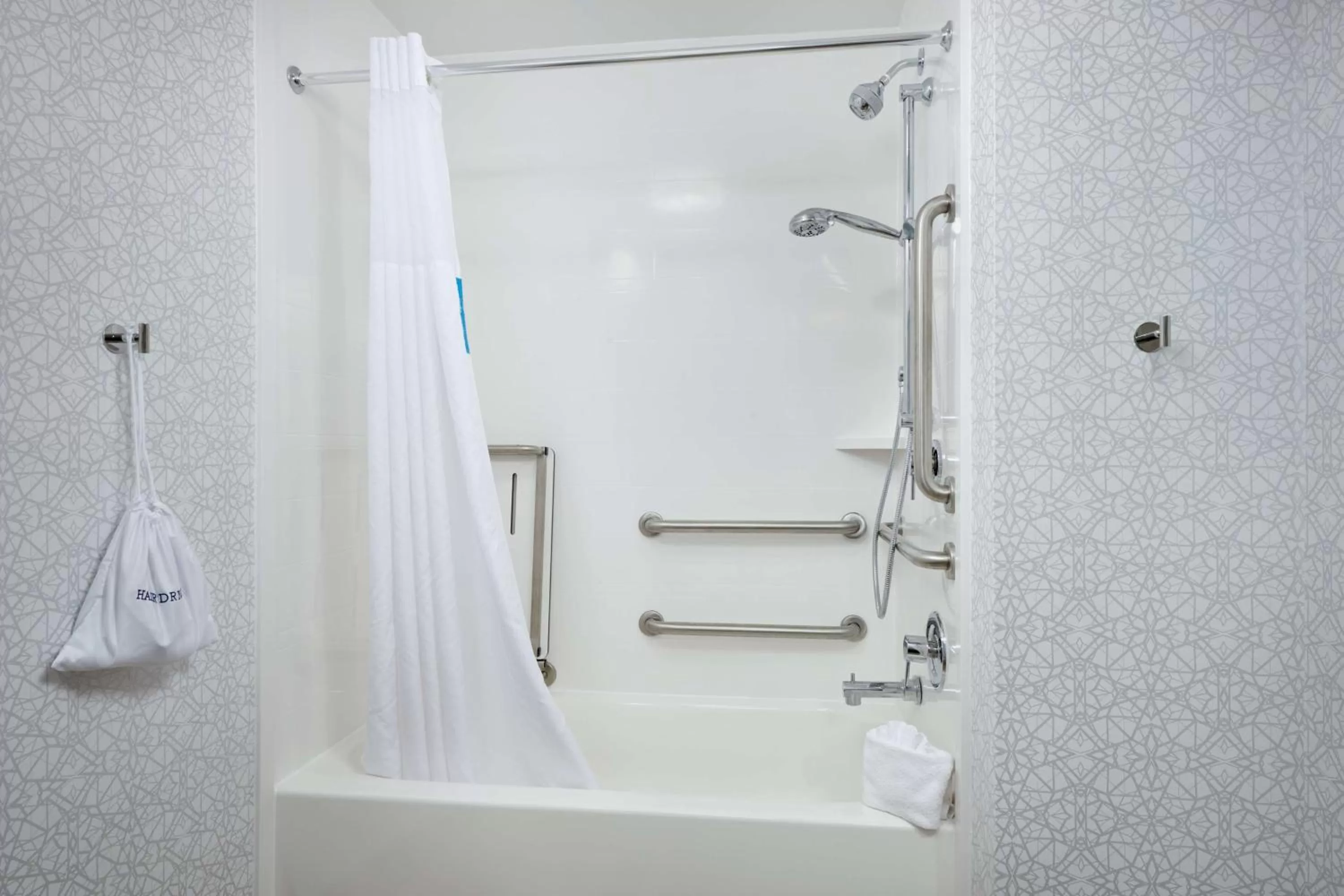 Bathroom in Hampton Inn Wilmington-Medical Park