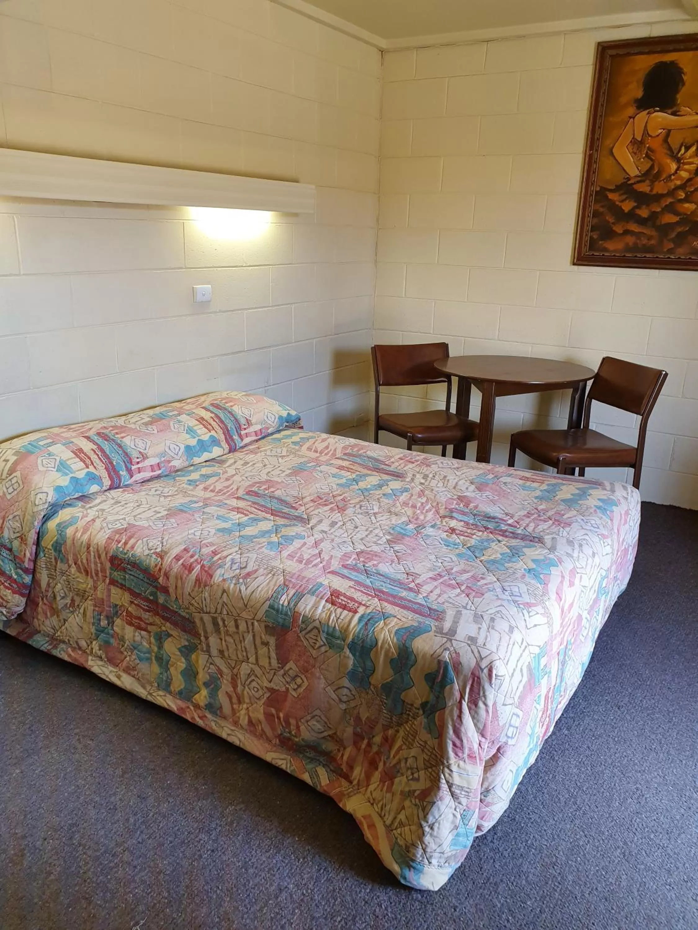Bed in Opal Inn Hotel, Motel, Caravan Park