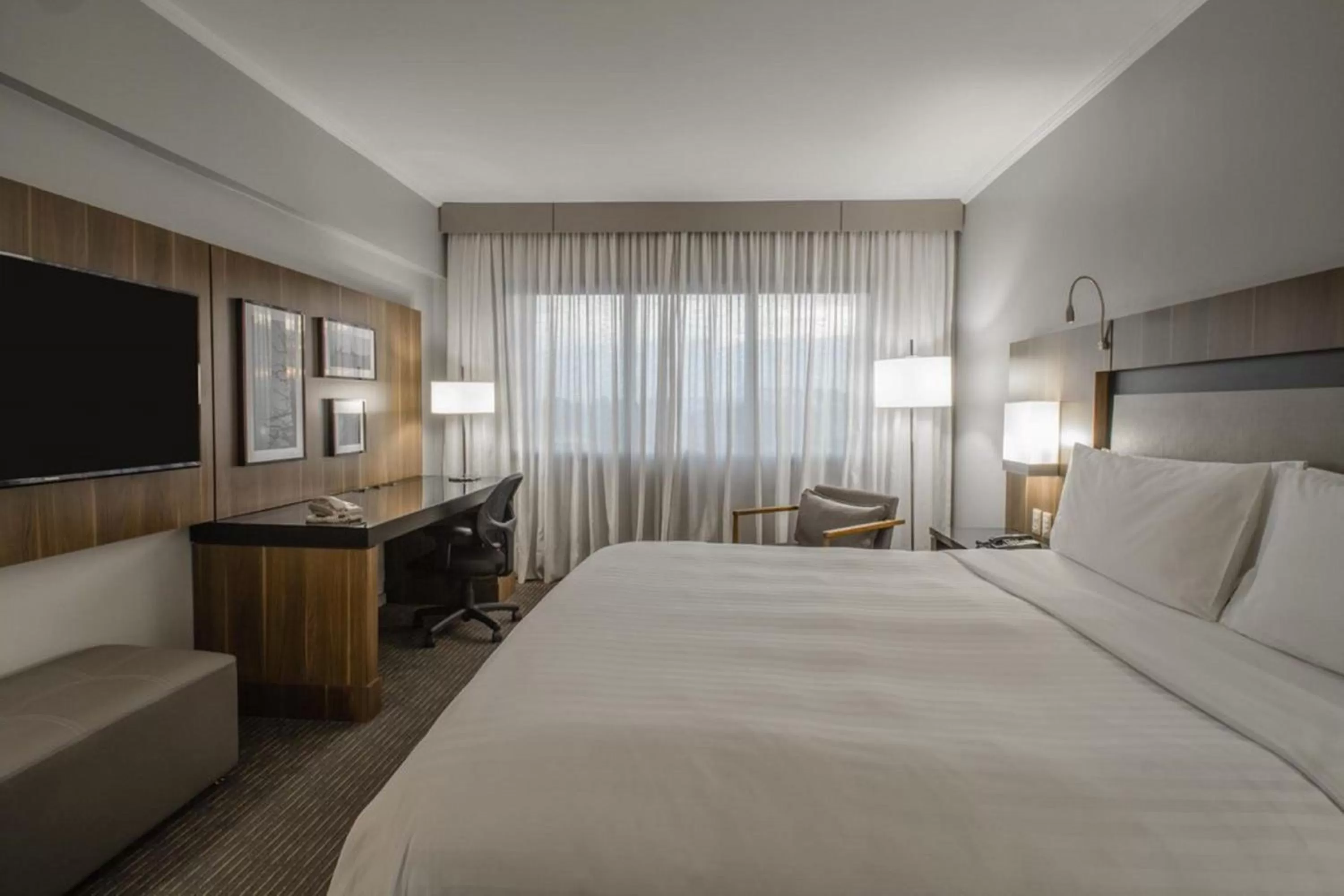 Photo of the whole room, Bed in Marriott São Paulo Airport Hotel